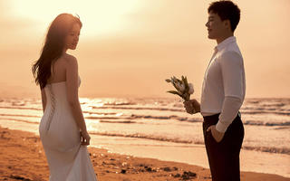 海边日落电影感婚纱照！每一张都超有氛围感