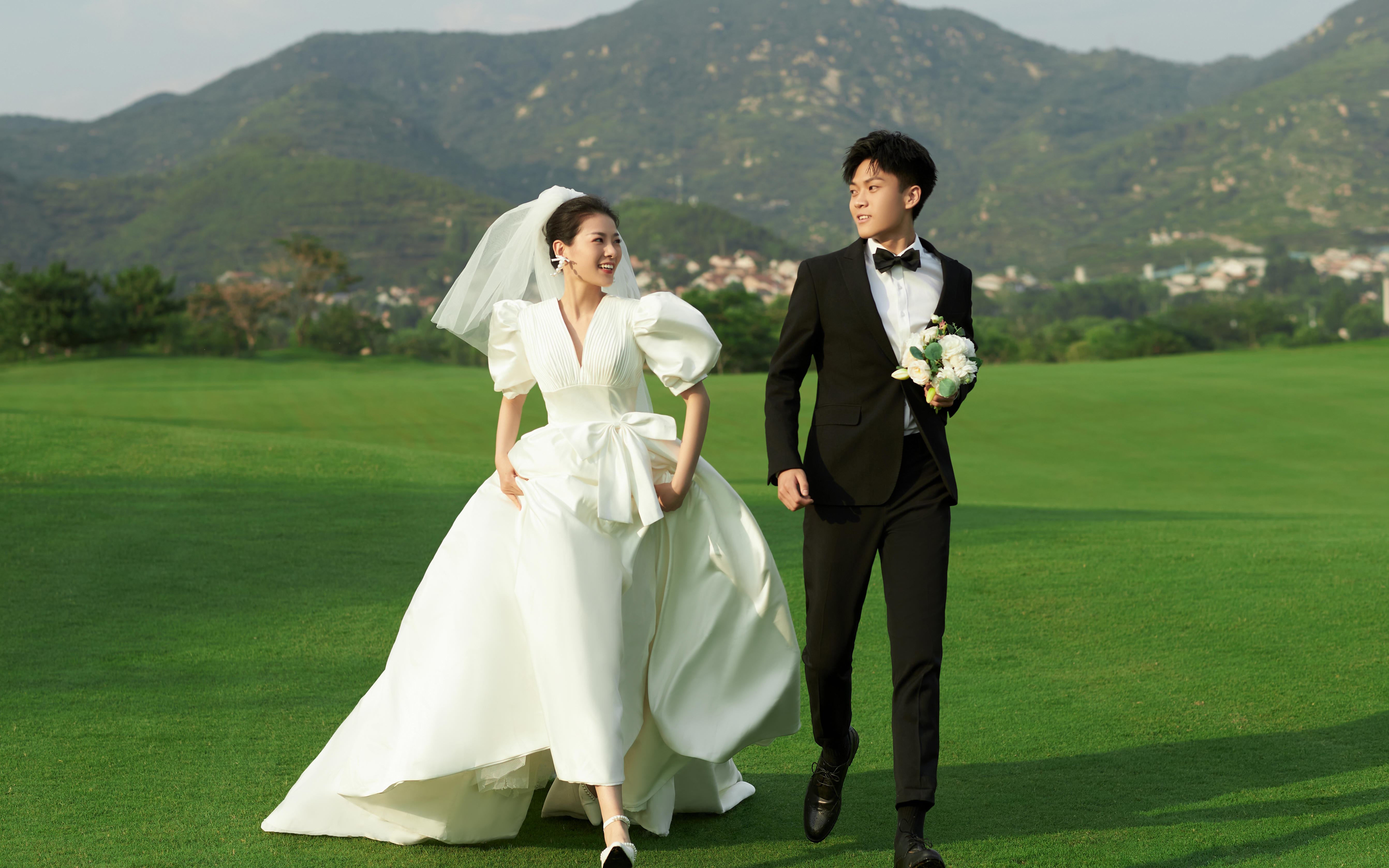 一见倾心的森系草坪婚纱照