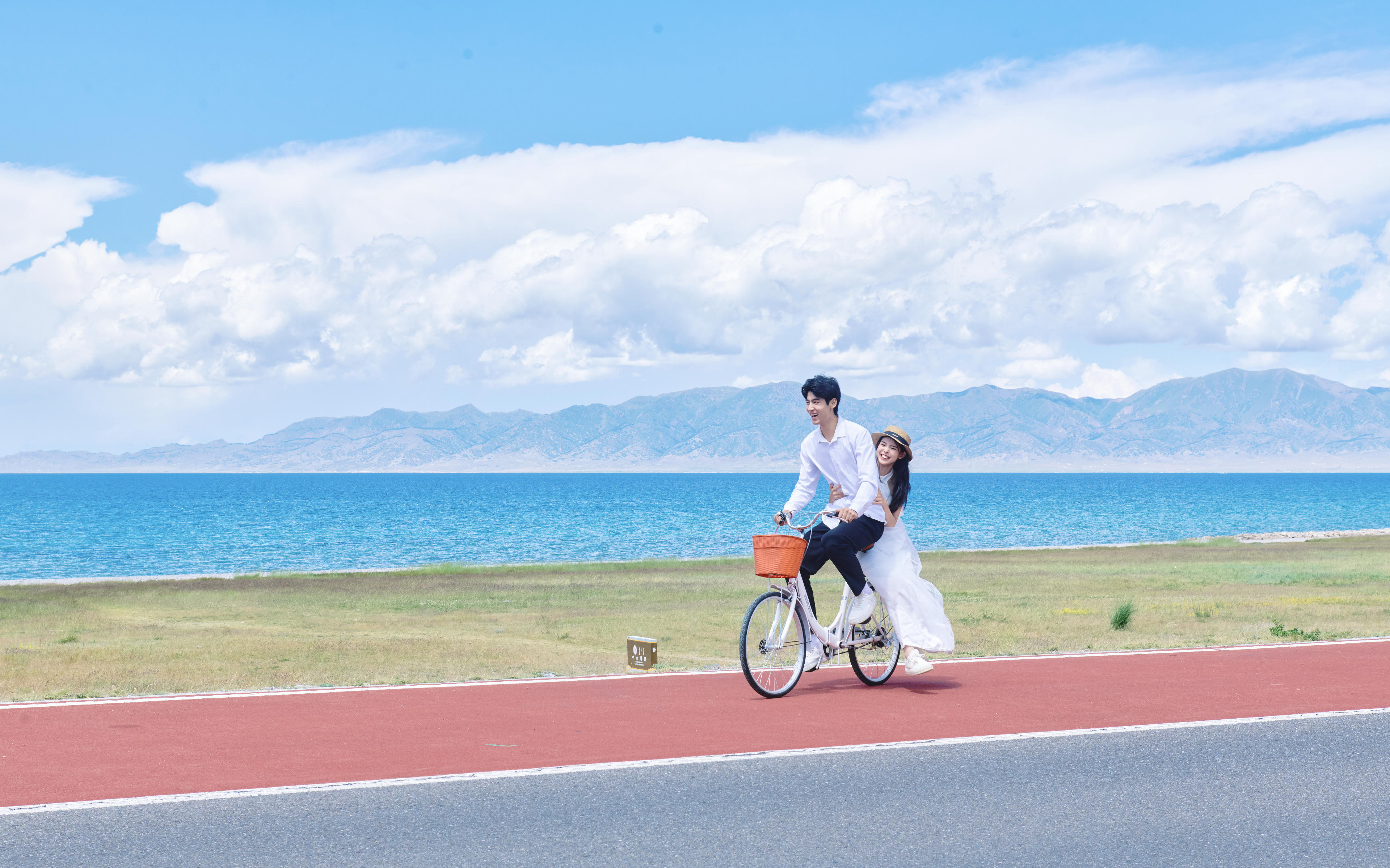 朋友圈高赞婚纱照  赛里木湖婚纱照