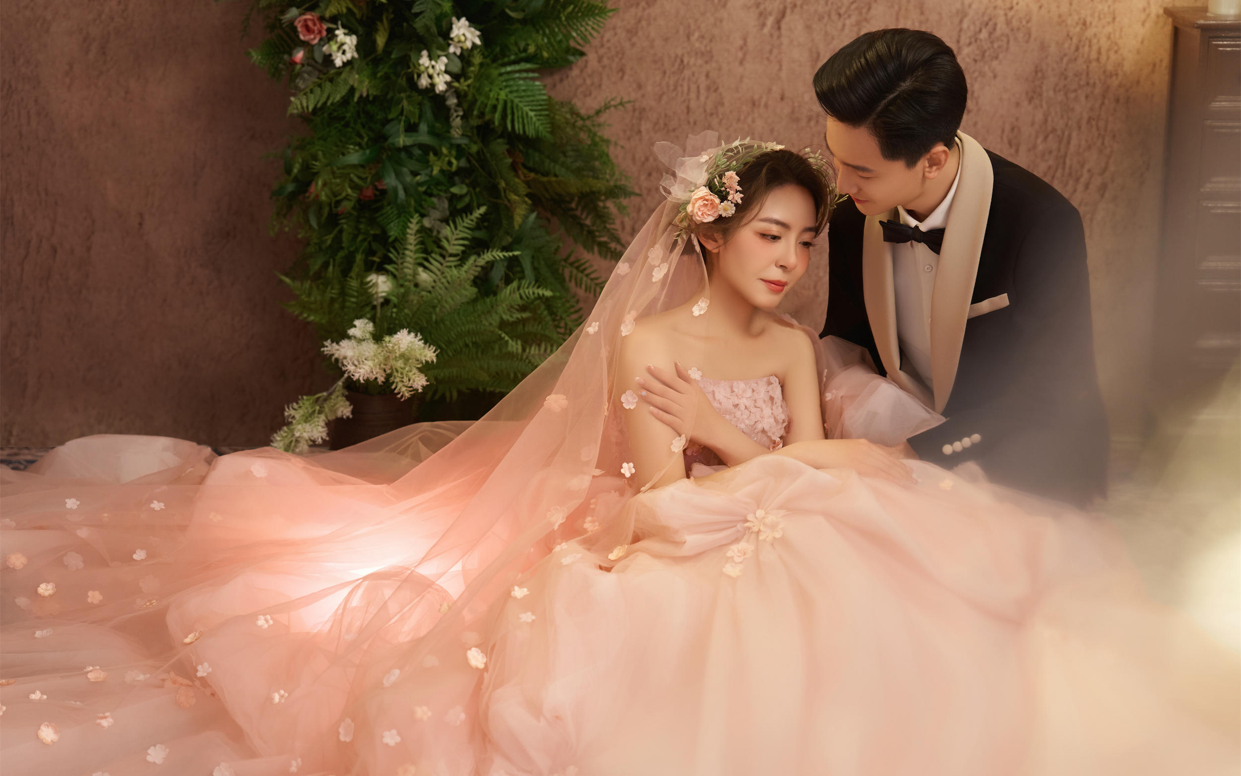 花房粉色婚紗照秒變在逃公主！少女感太仙了