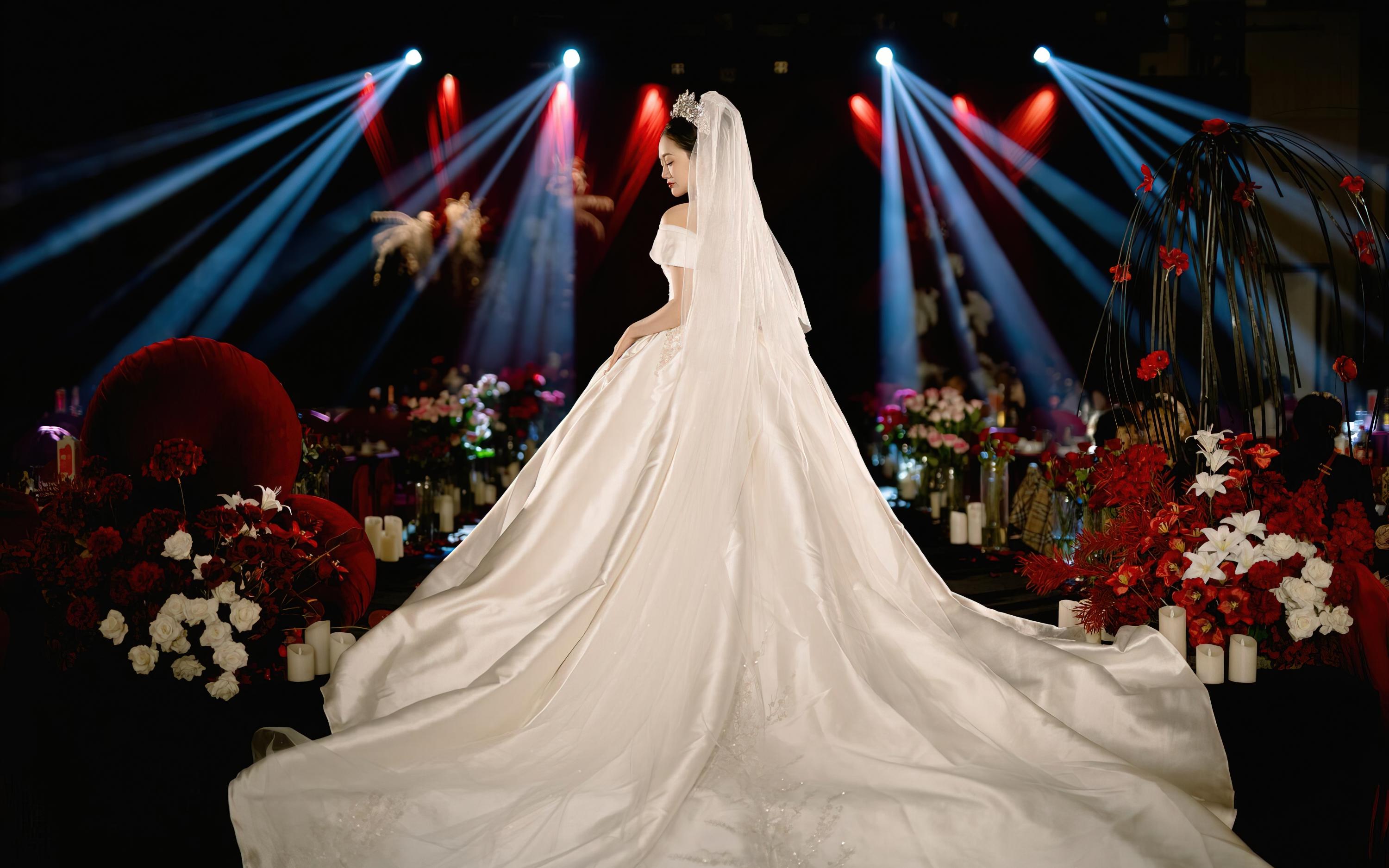 《愛(ài)意蔓延》紅色系布幔復(fù)古質(zhì)感婚禮