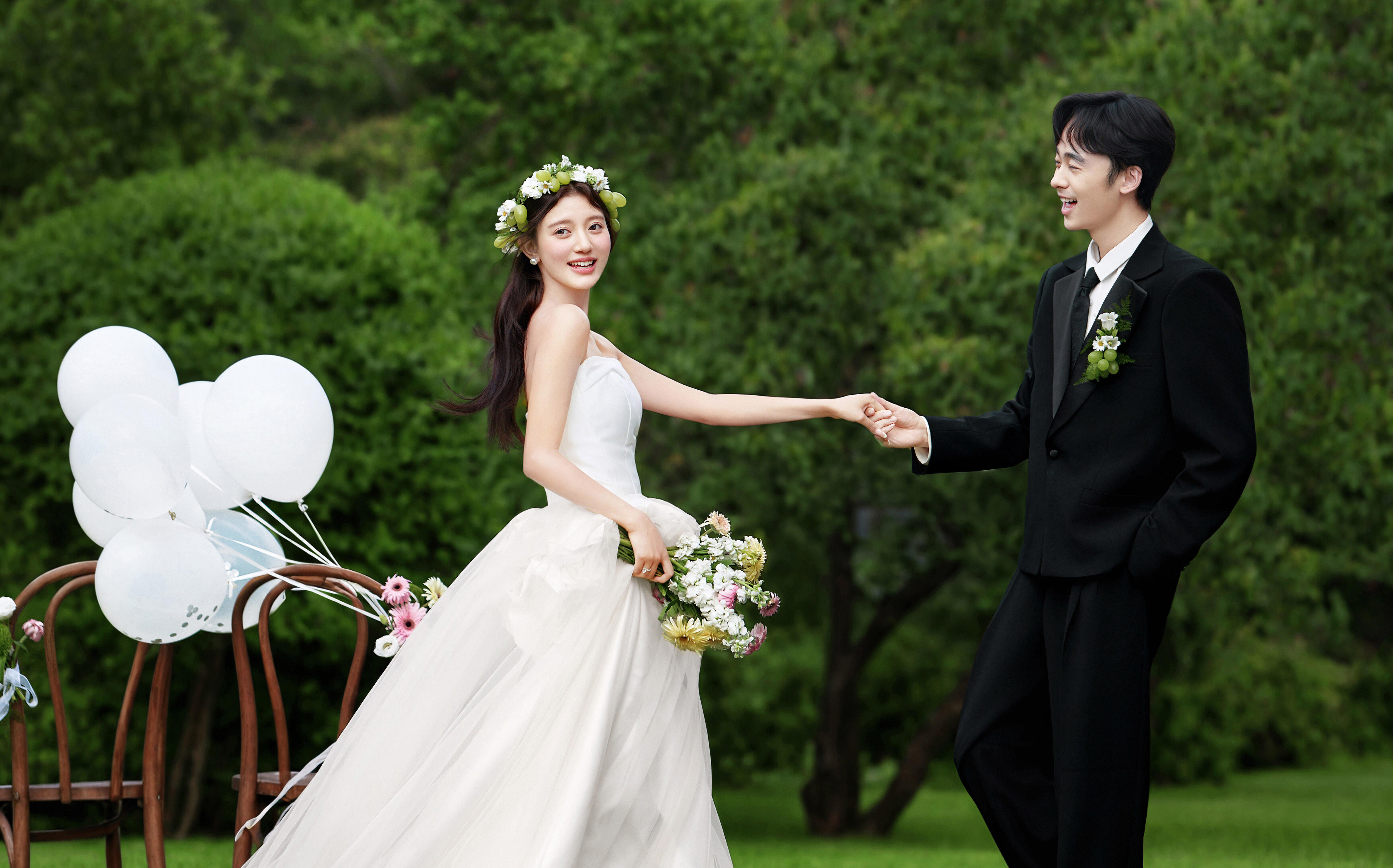 森系草坪婚纱照｜把浪漫和自由揉进婚纱照里