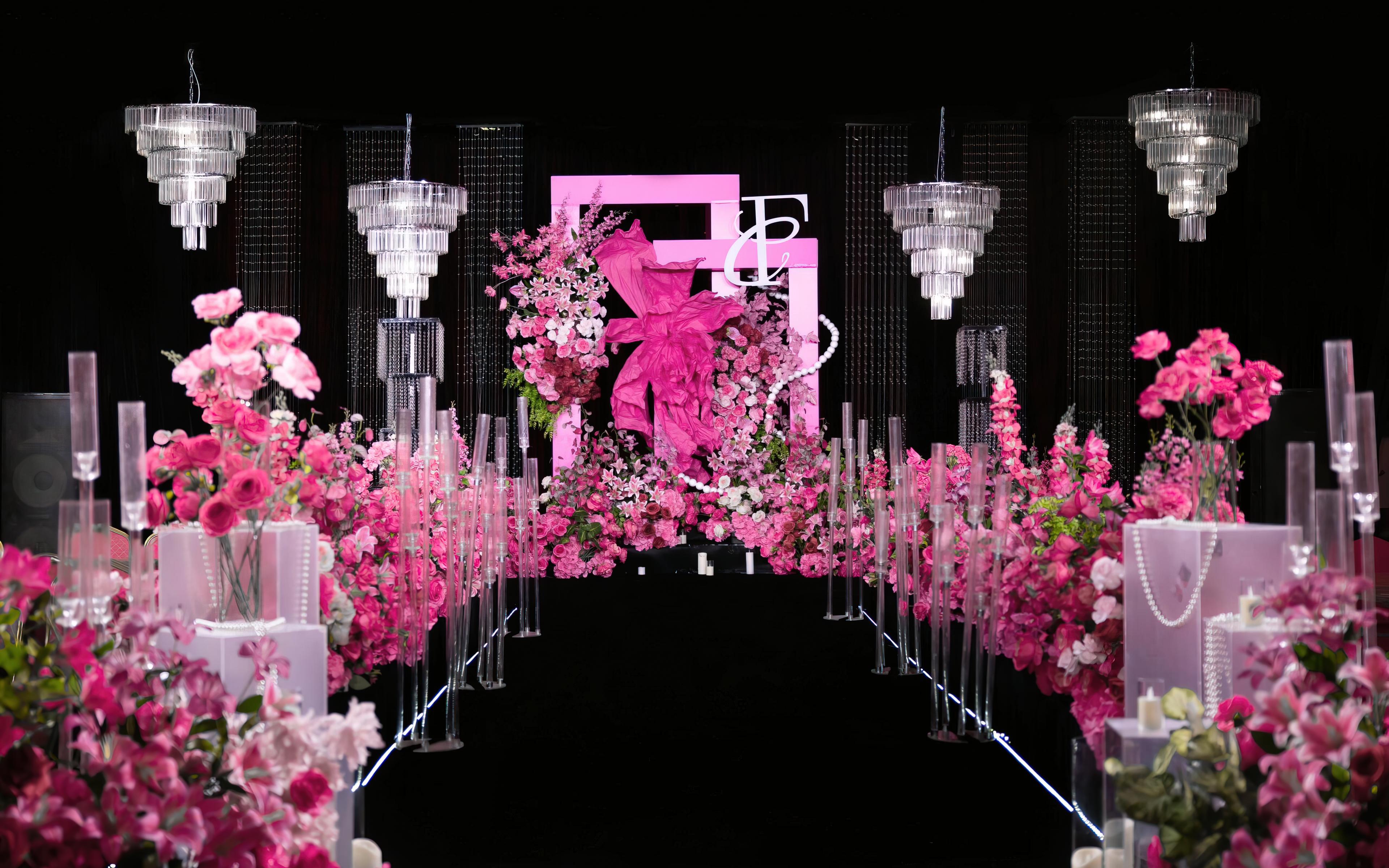 秀场风格酒店中的玫红婚礼