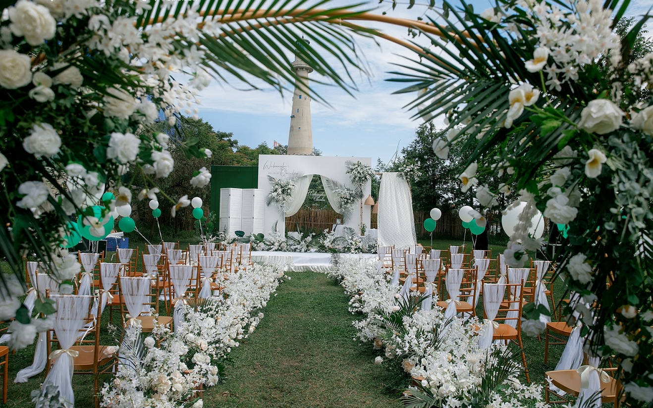 小清新白绿色户外草坪婚礼