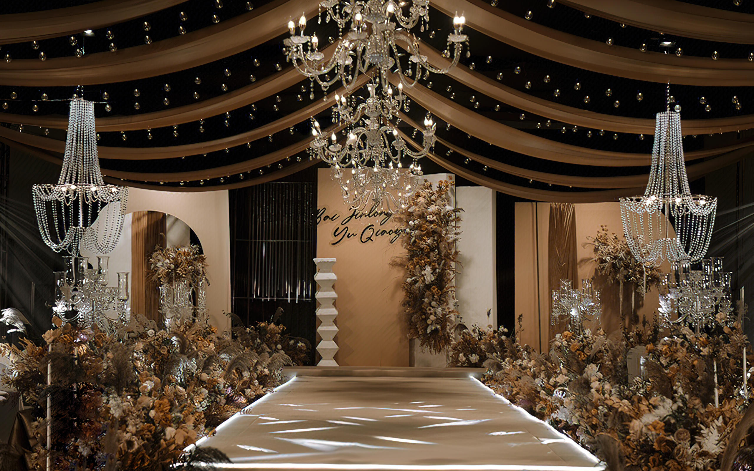 香檳色布幔搭配水晶燈元素的婚禮布置