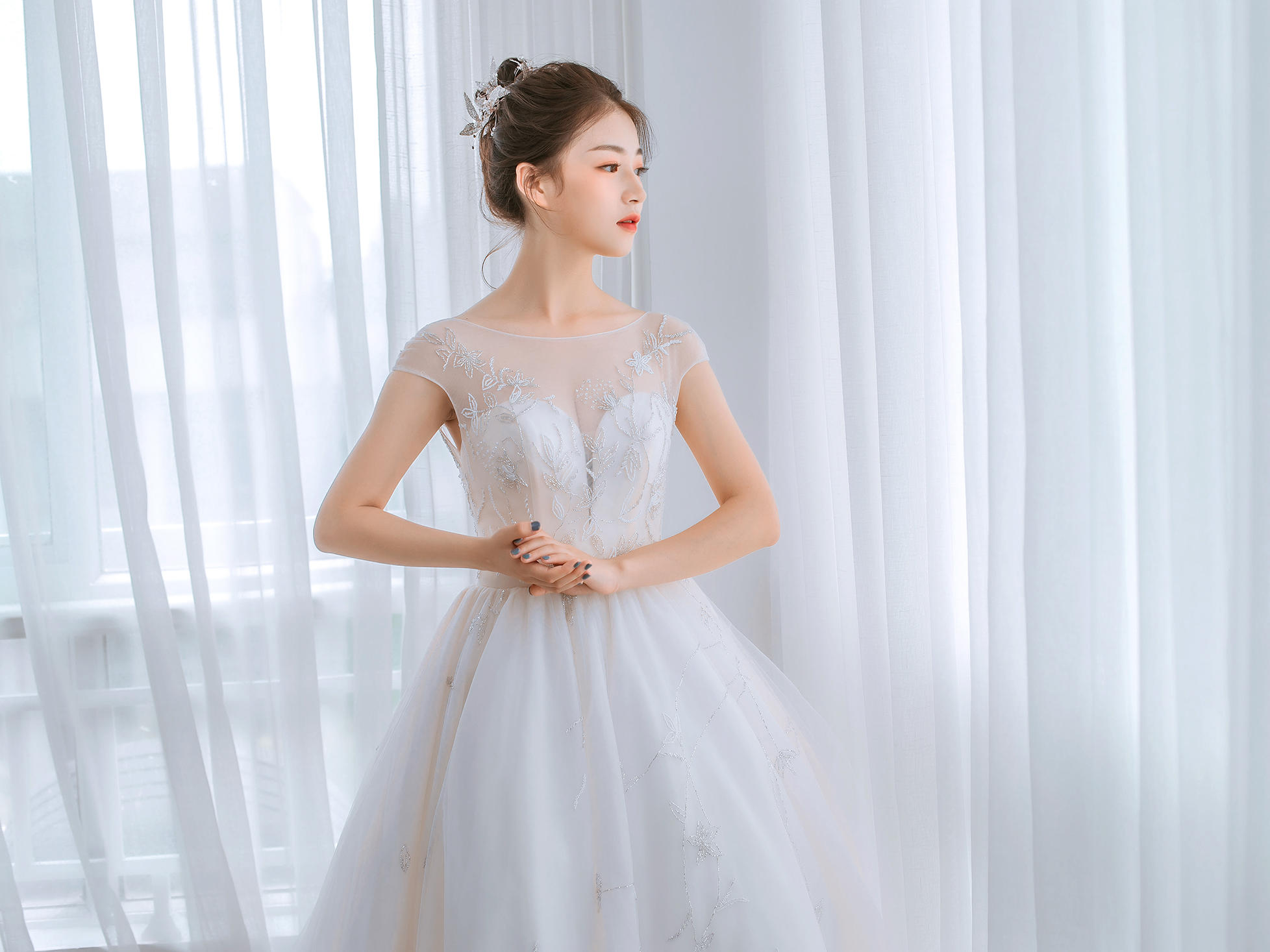 【董小姐婚纱工作室】出门齐地纱+敬酒服+全程跟妆