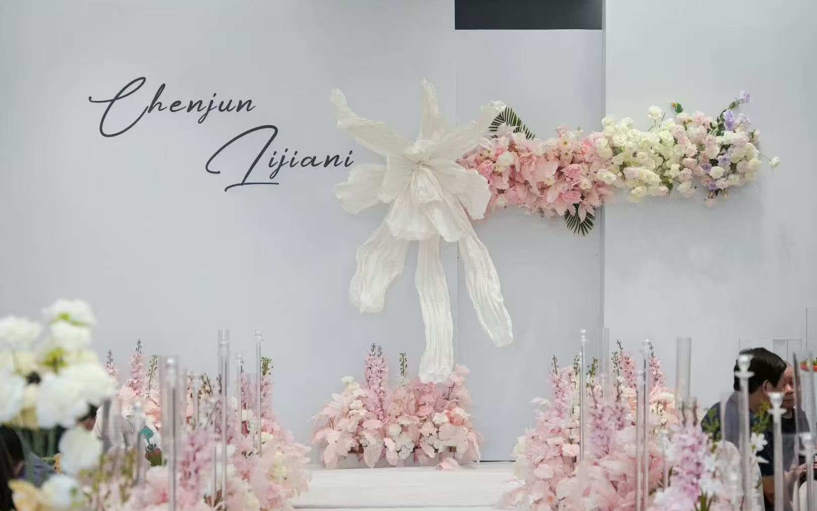 粉色梦幻空间，温馨婚礼定格幸福时刻