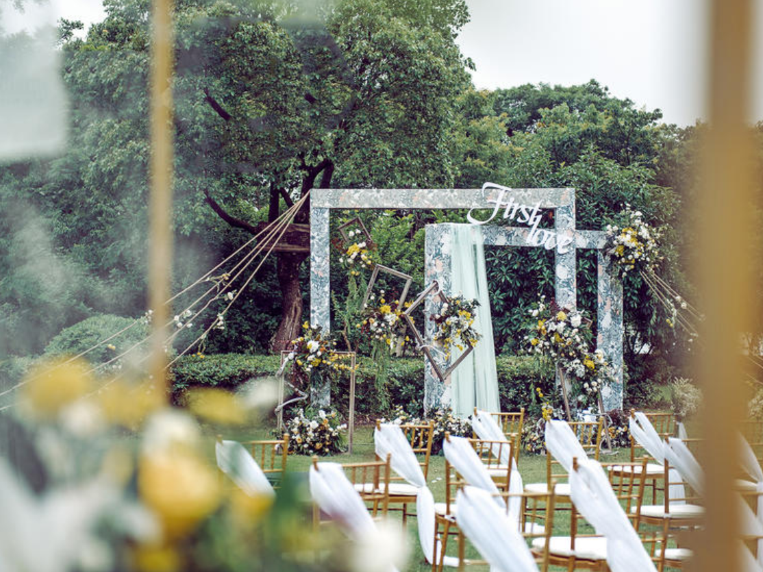 《户外草坪婚礼》可在自家门口办也可选酒店草坪办