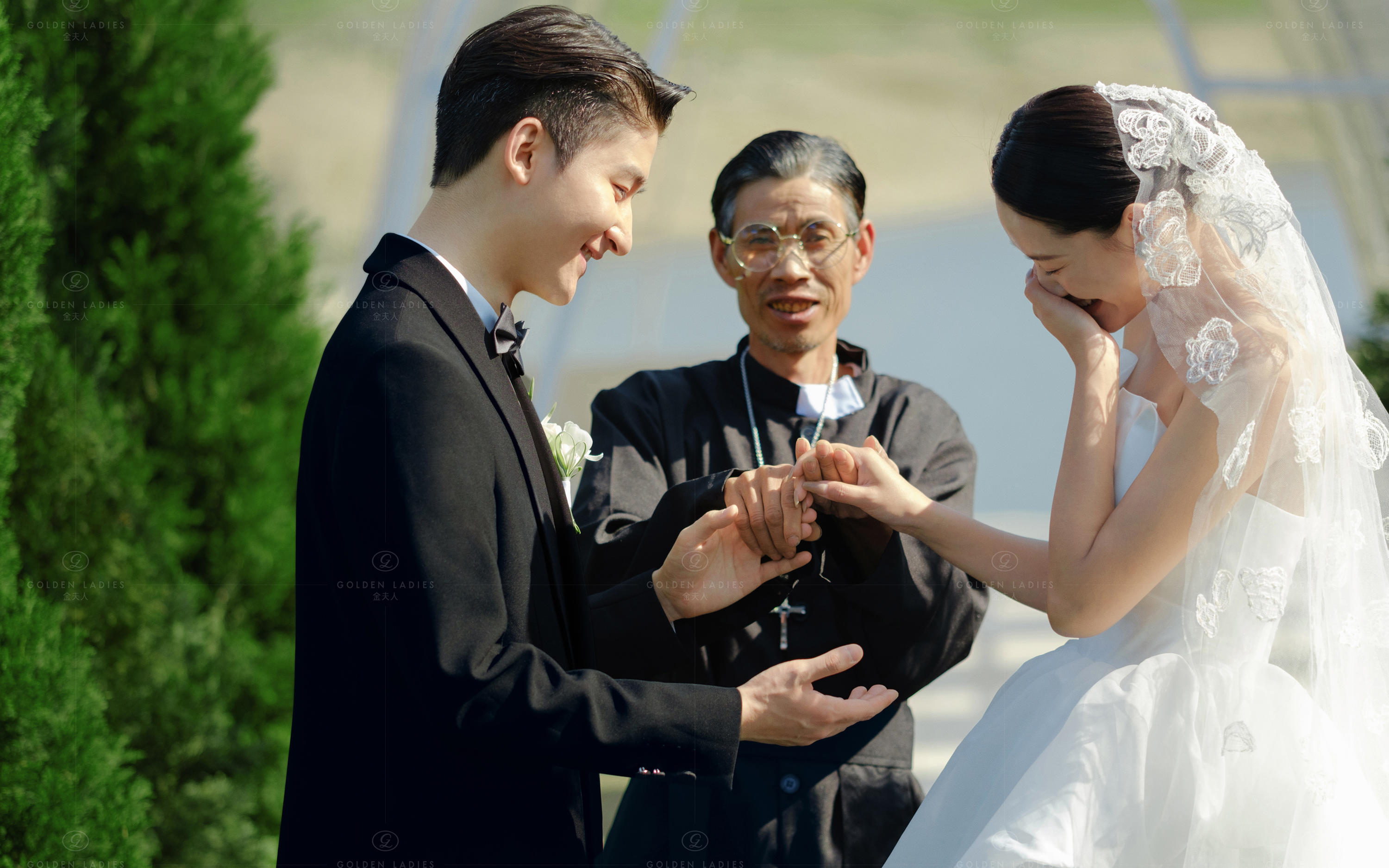 ??草坪上的婚禮，綠地上的浪漫誓言??
