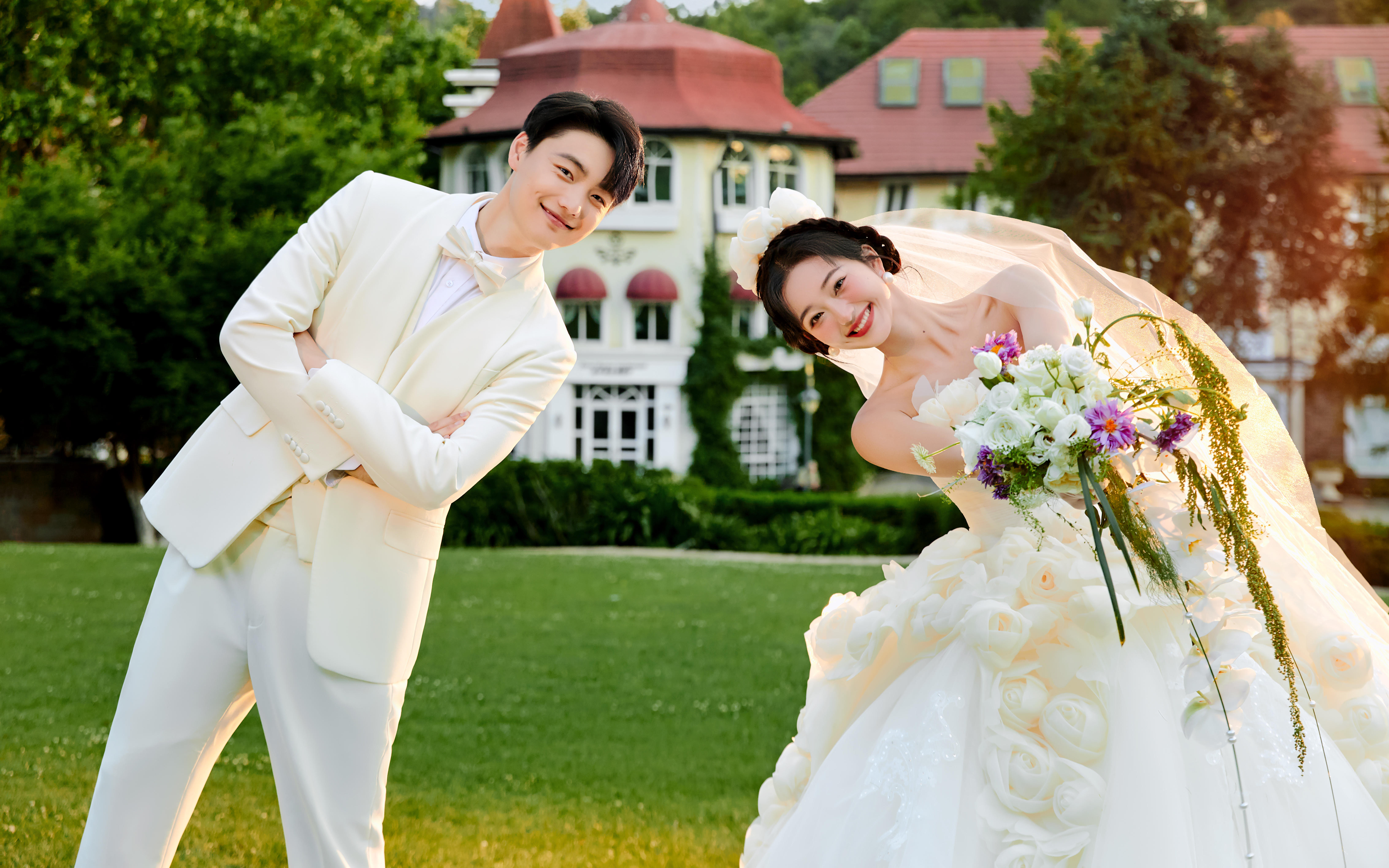 來(lái)個(gè)特別的??在逃公主草坪婚紗照高甜來(lái)襲