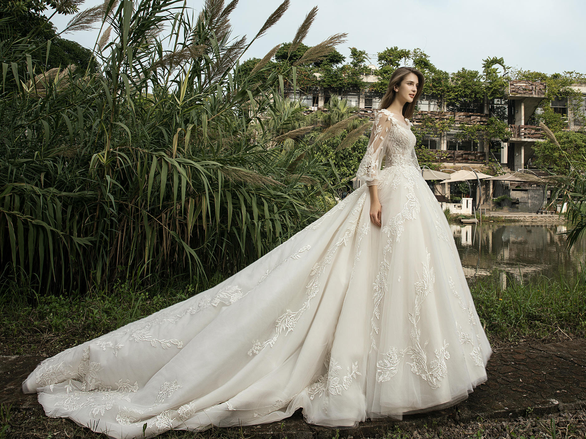 首席跟妆+拖尾主纱三件套+赠送伴娘服