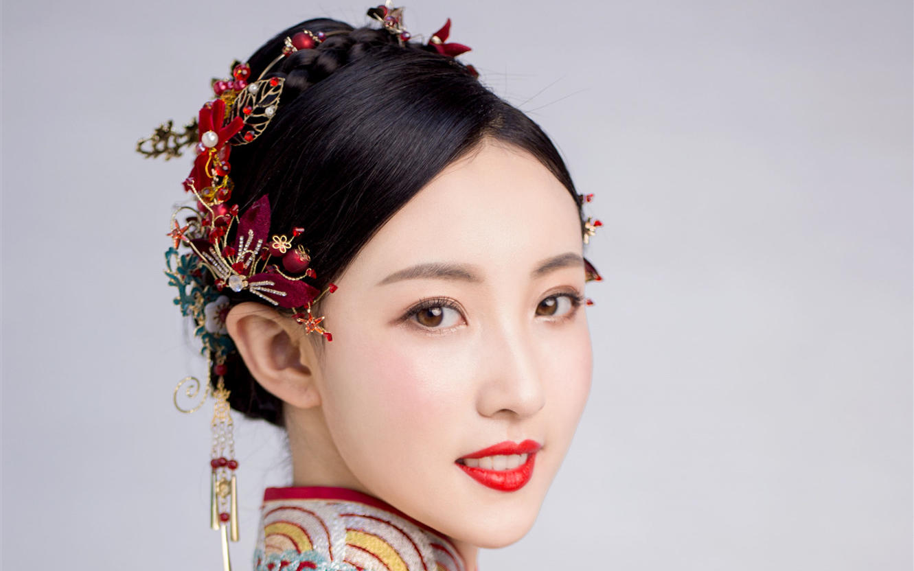 中式秀禾最能体现端庄典雅的东方美，干净清透的妆面