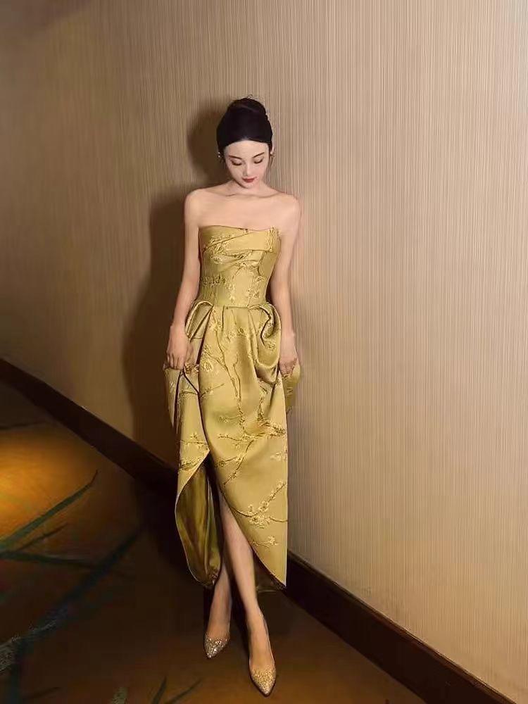 1999半天跟妆+中式嫁衣一套+敬酒礼服一套