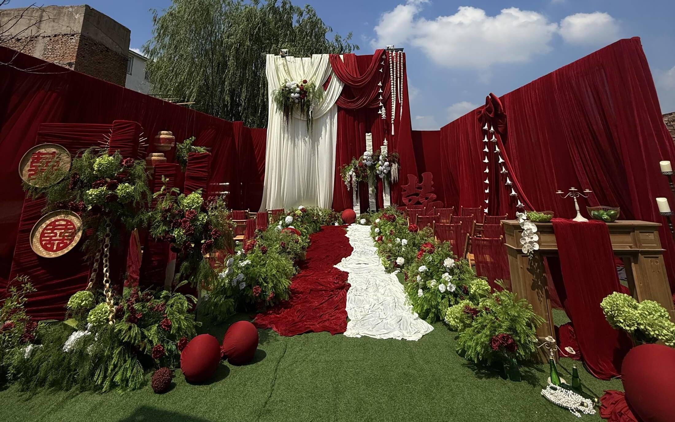 紅白布幔與天然綠植共筑庭院婚境