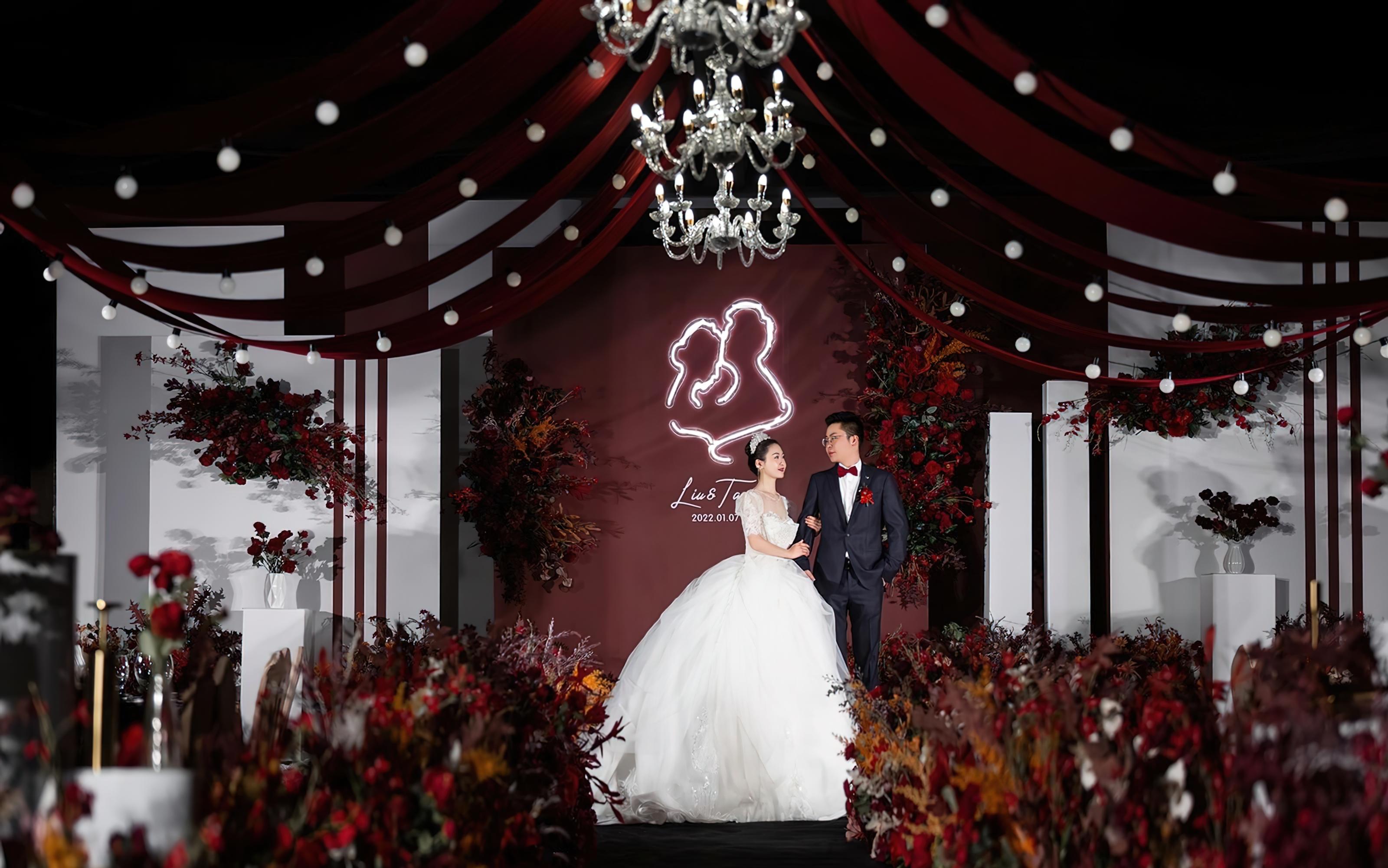 水晶燈映襯韓式婚紗，清雅出眾