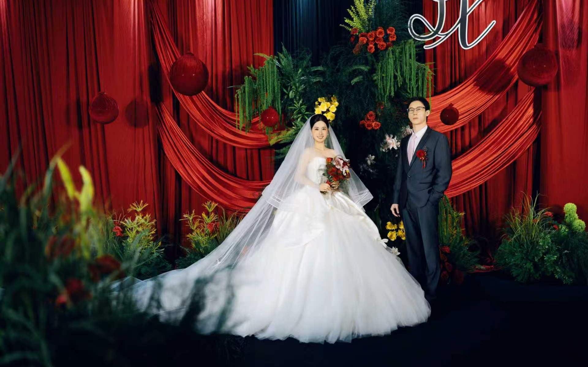 酒店中绽放的红色野趣婚礼