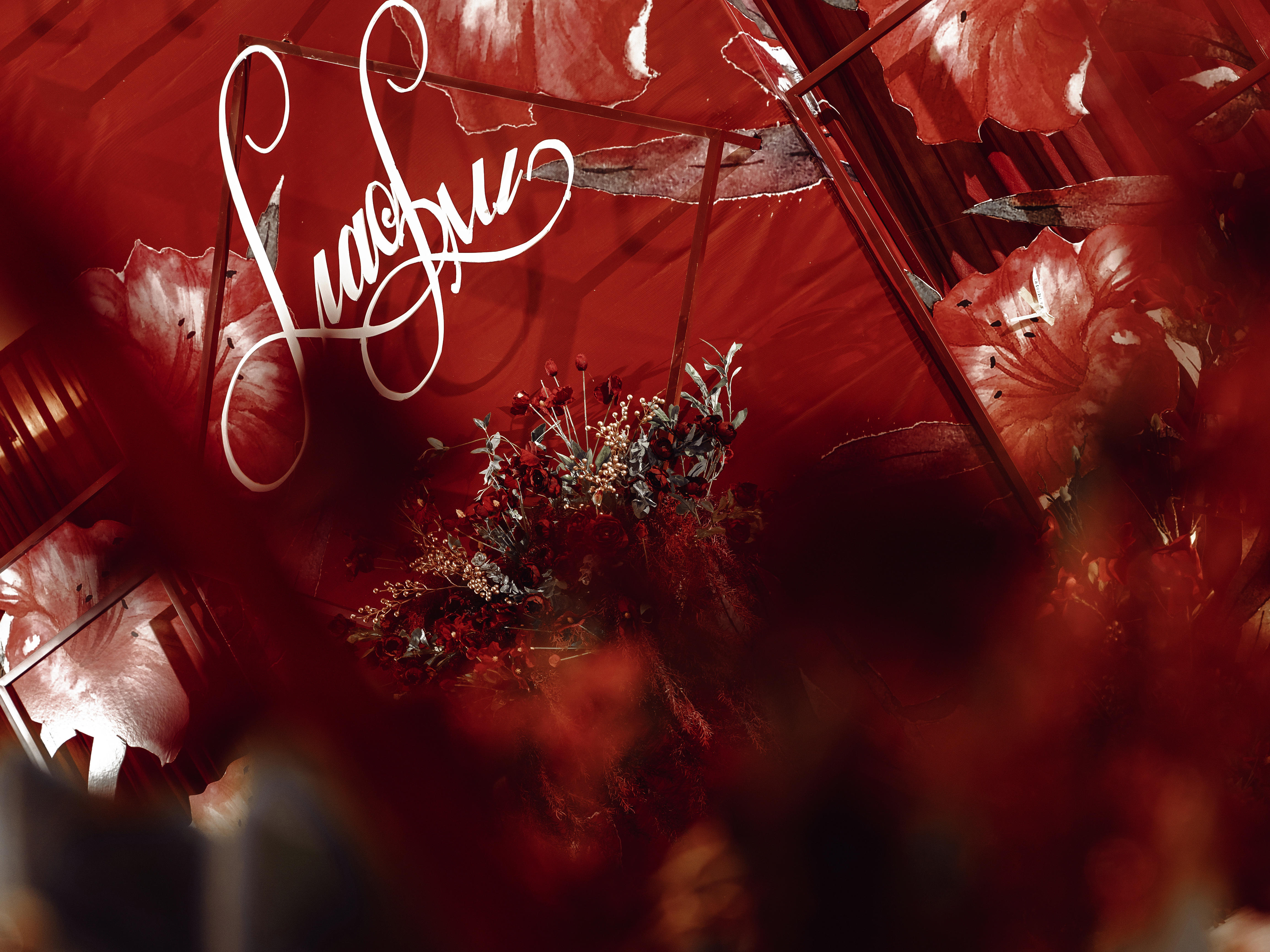 怦然心动丨酒红色+绿色撞色婚礼 高级感