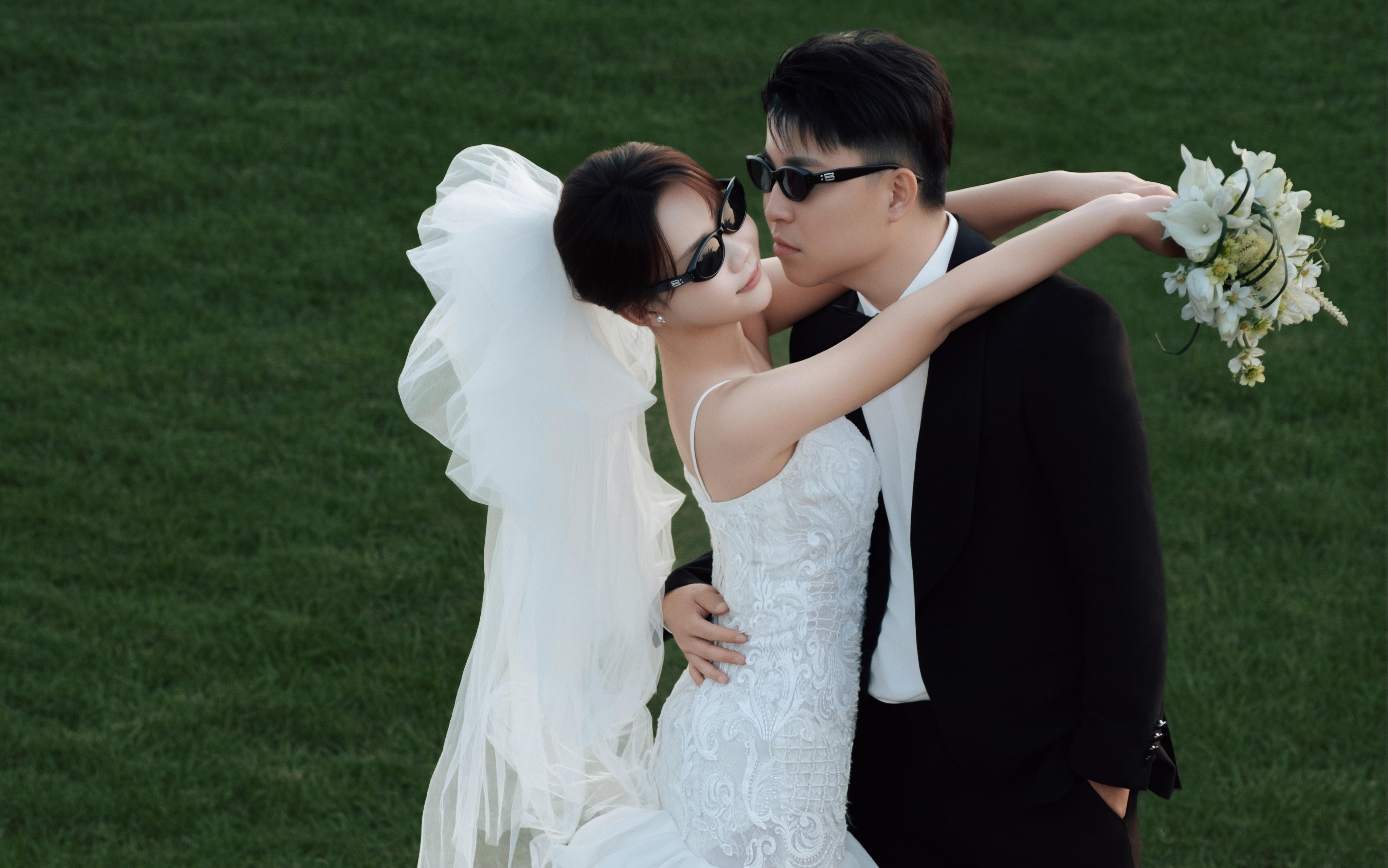 在草地撒野！有生命力的草坪婚紗照??