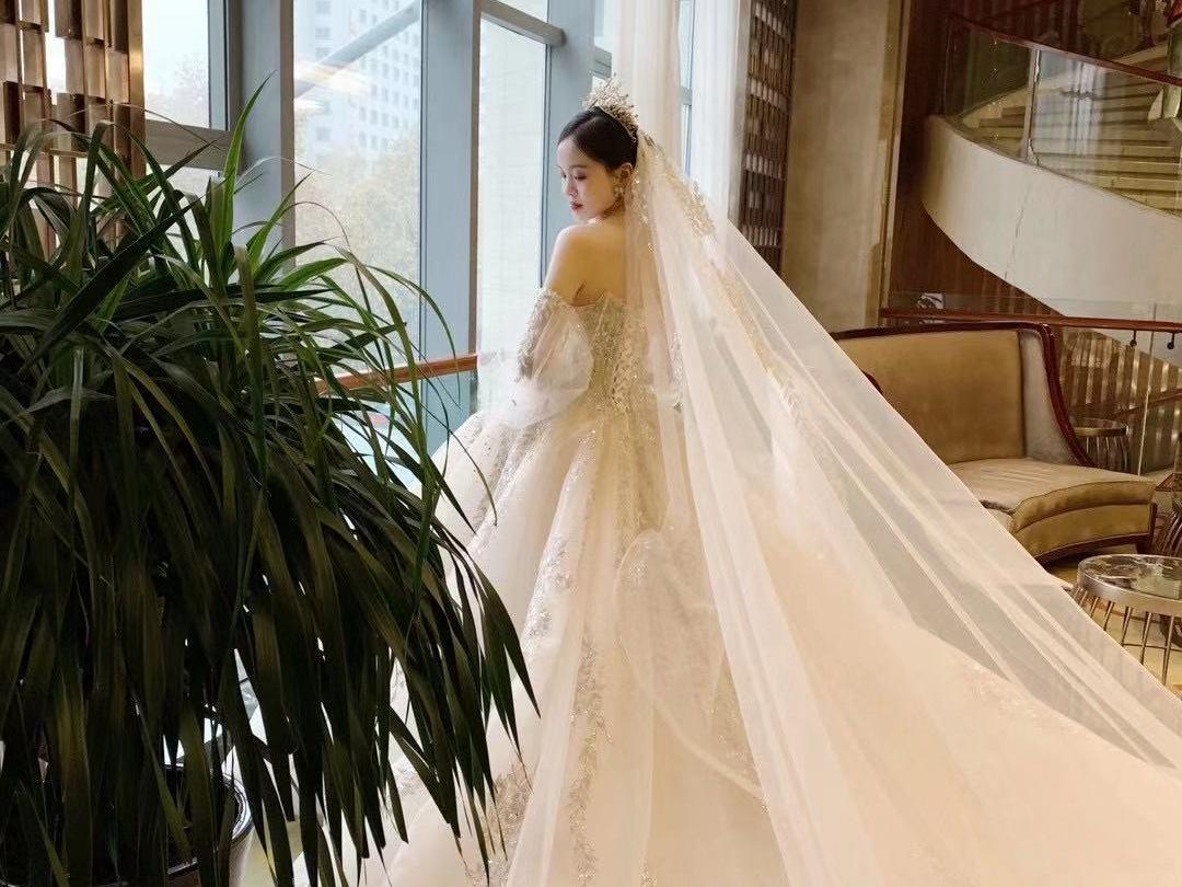 首席全程跟妆+全新精美镶钻三件套全包+1个妈妈妆