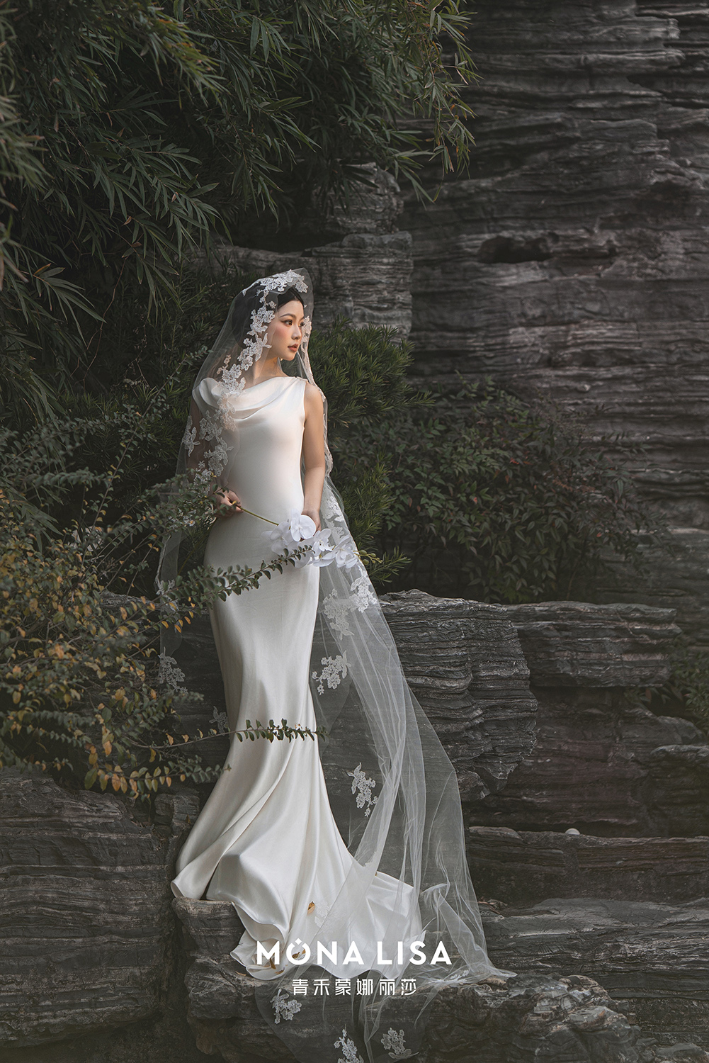 高级感拉满的民国园林婚纱照