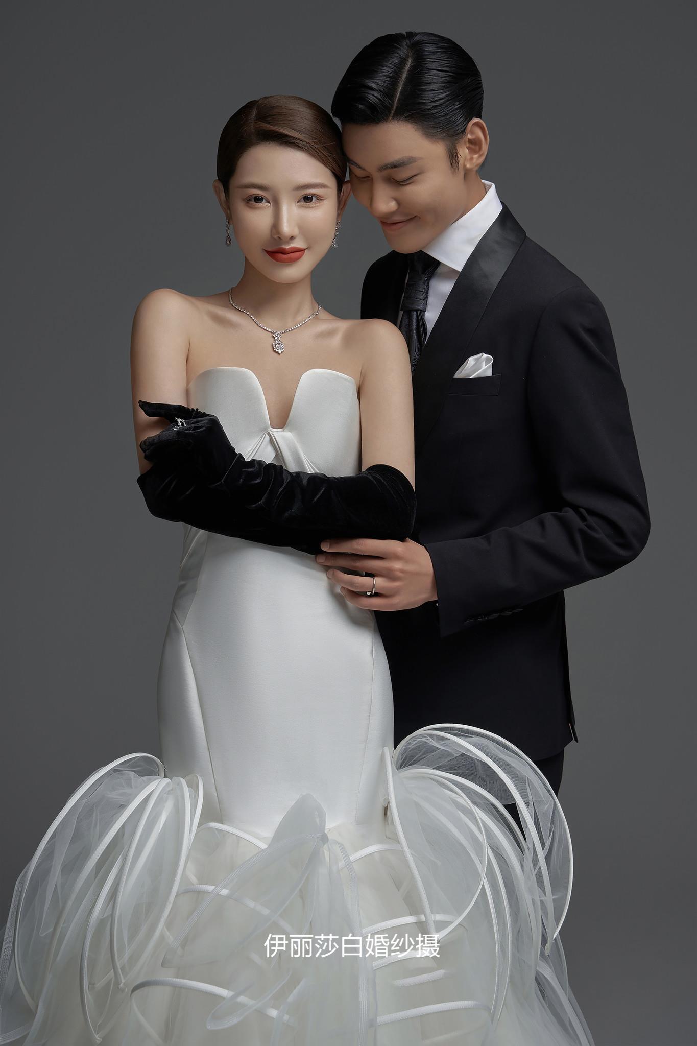 4699套餐送：跟妆+新娘4套+伴娘服+伴郎服 