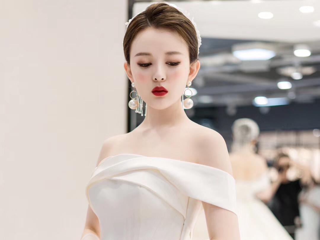 【限时特惠】婚纱三件套+高级化妆师2对1跟妆