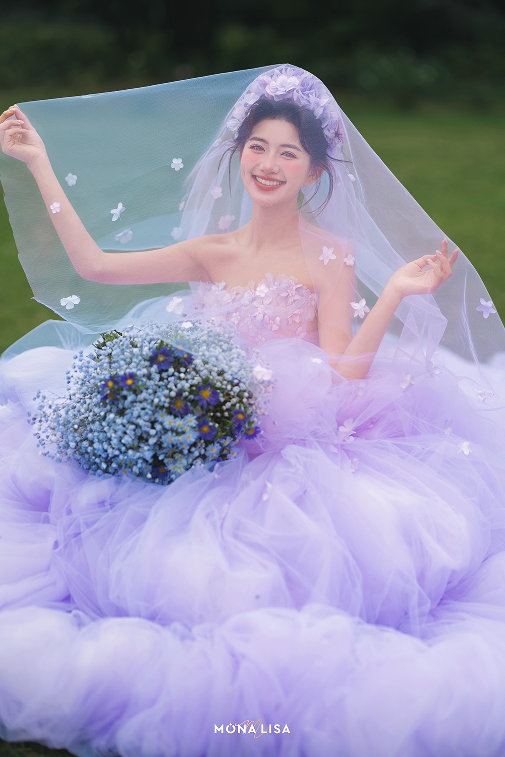 穿紫色的婚纱拍婚纱照，直接美成童话主角