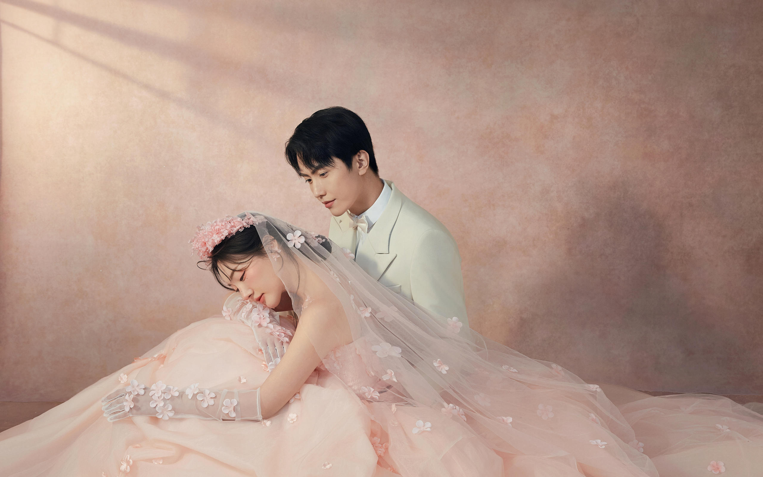 心动少女粉|私藏已久的粉色花瓣主纱光影婚纱照