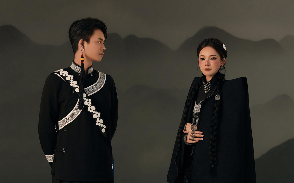 內(nèi)景 l 工筆畫和彝族婚紗照也太適配了