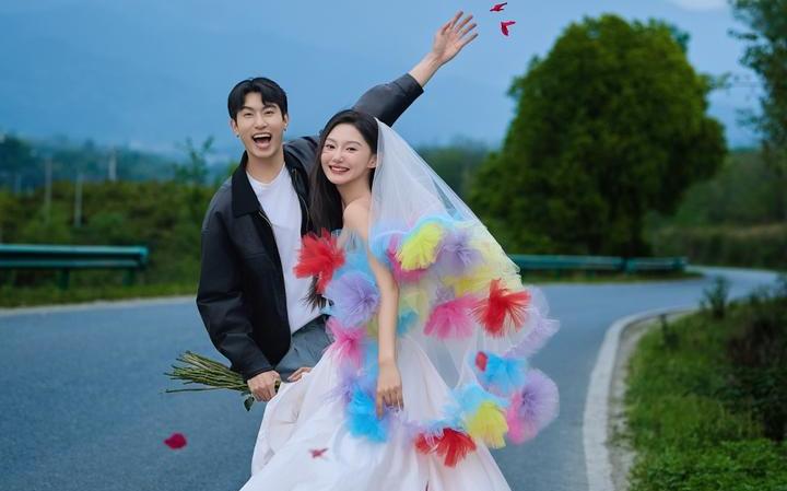 在山顶奔赴浪漫的生命力婚纱照