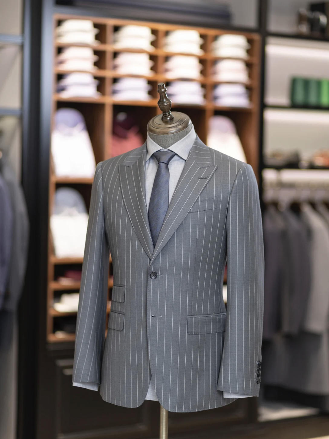 灰色条纹量身定制西服