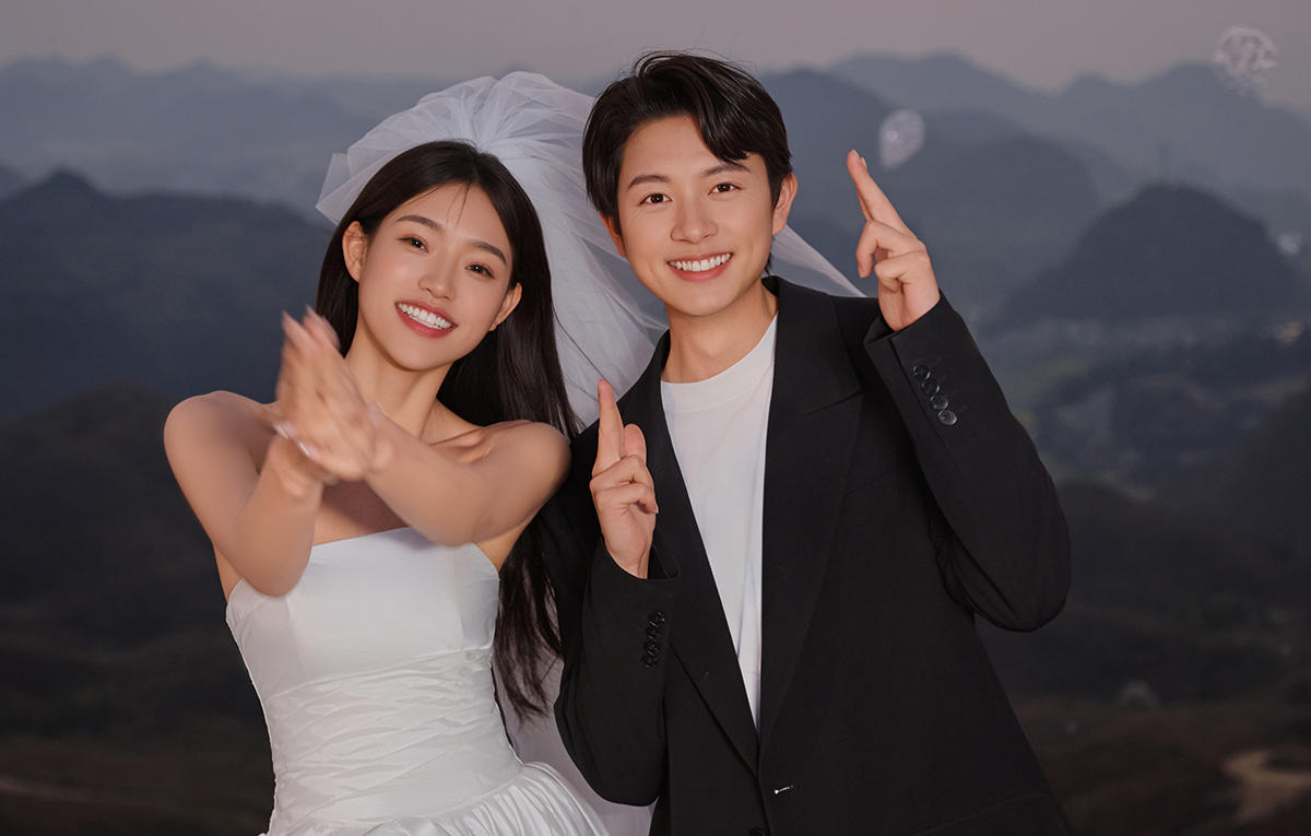 《高坡夜色为幕，绘就专属我们的婚纱浪漫诗篇》