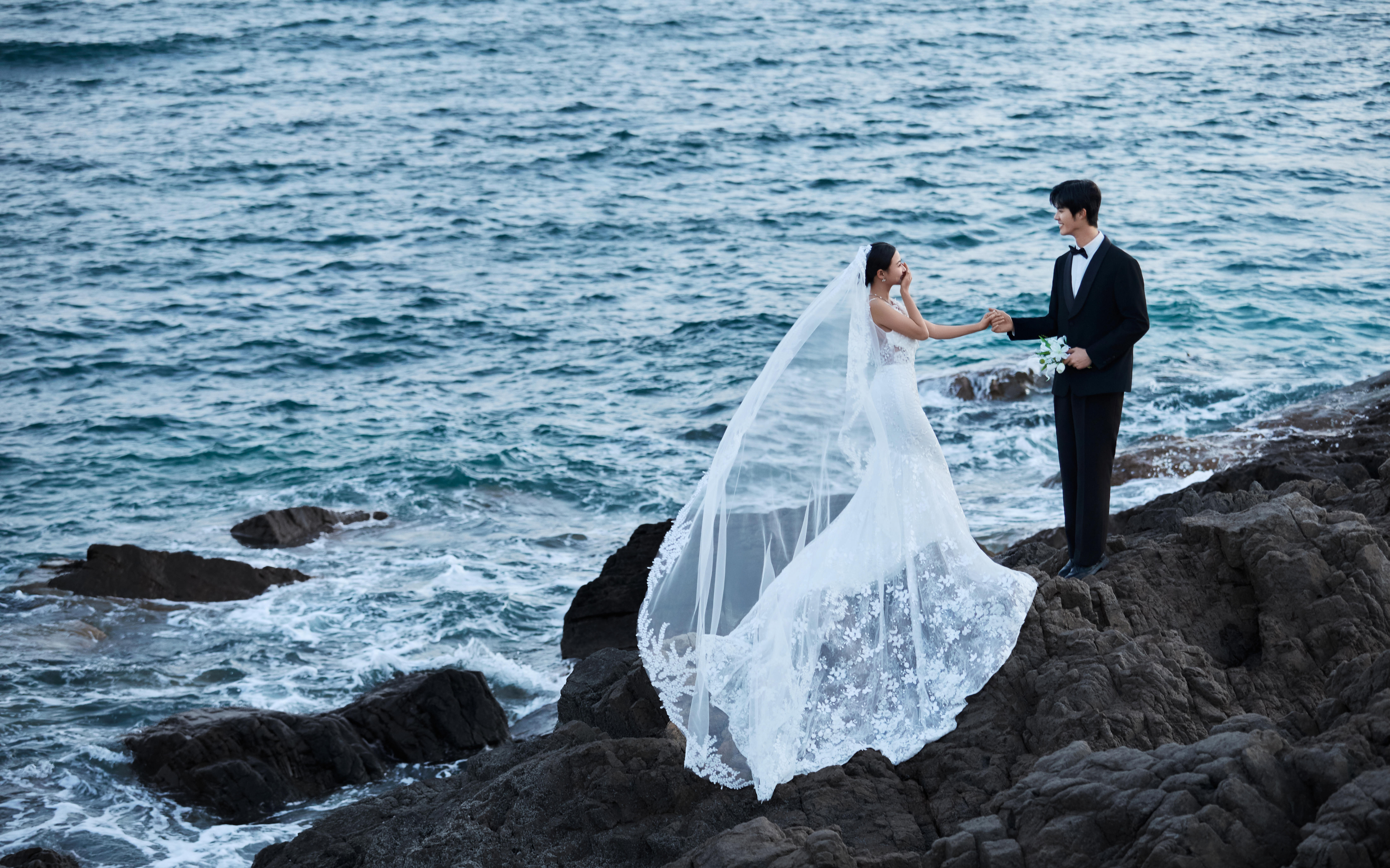 🌊被这片海美到失语！黑礁石婚纱照氛围感拉满~