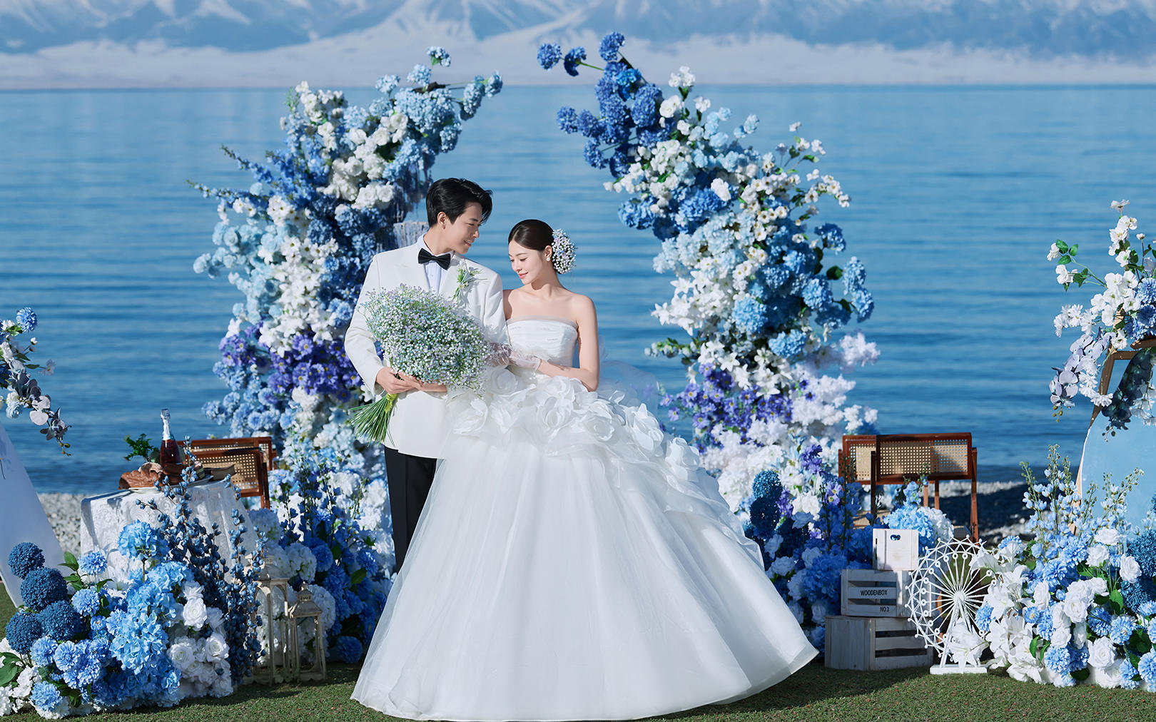 赛里木湖蓝白婚照｜湖岸花海封神