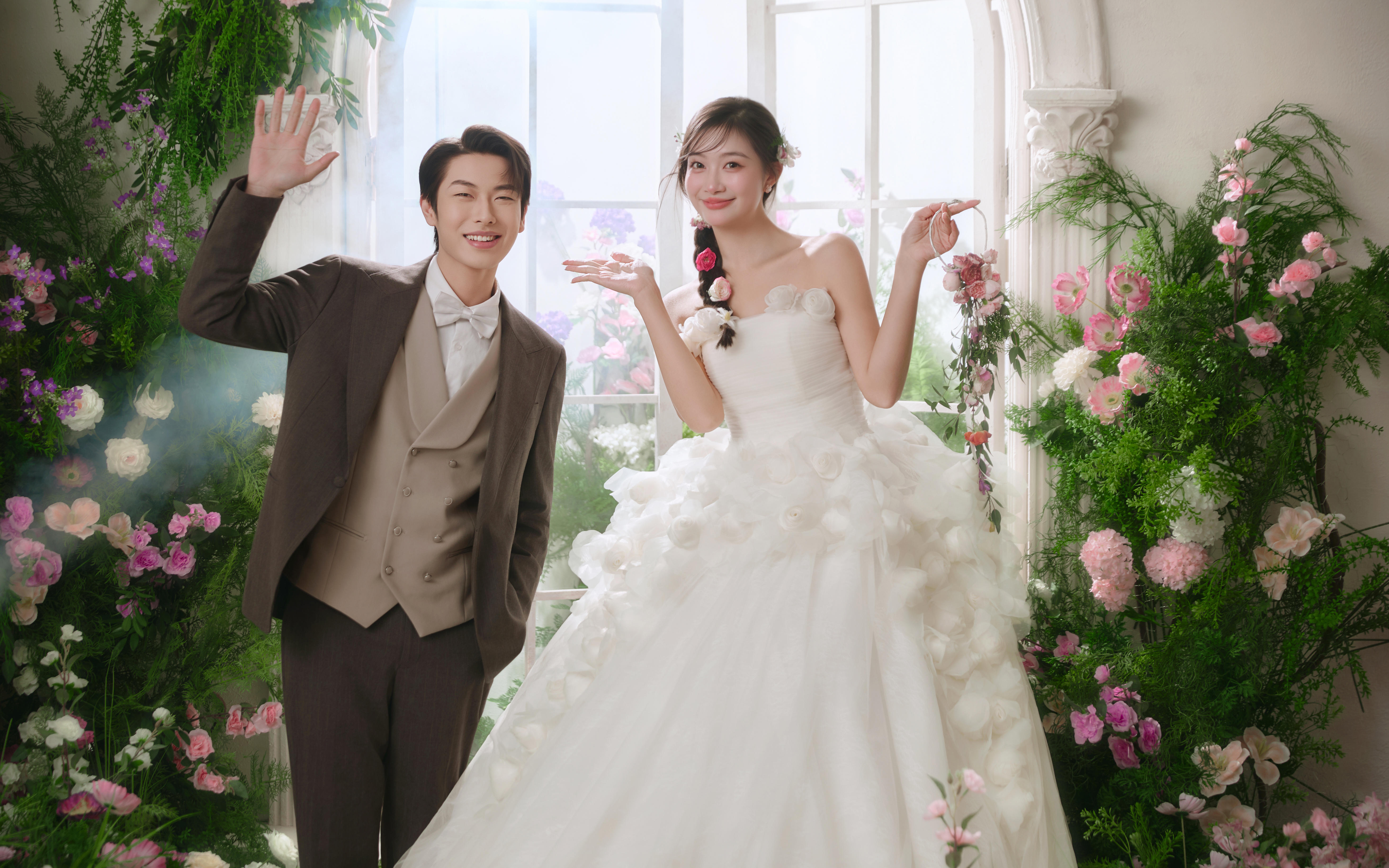 被鲜花包裹的瞬间🌸花房婚纱照甜鼠我