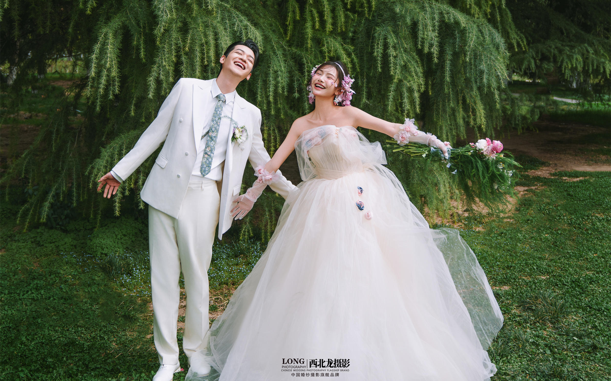 簡直美翻了??浪漫花傘鮮花造型婚紗照