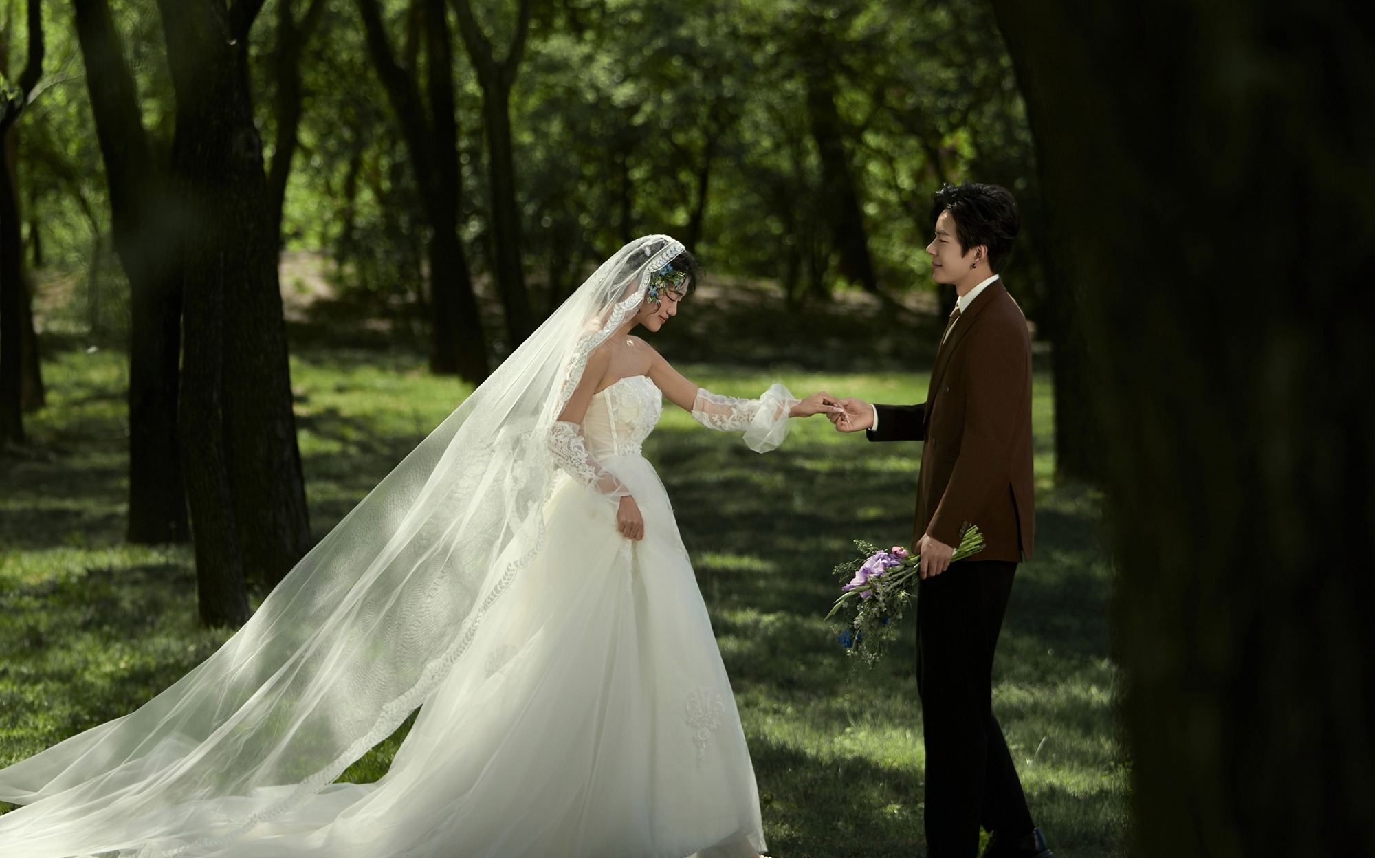 轻复古森林外景婚纱照 解锁小众温柔婚纱大片