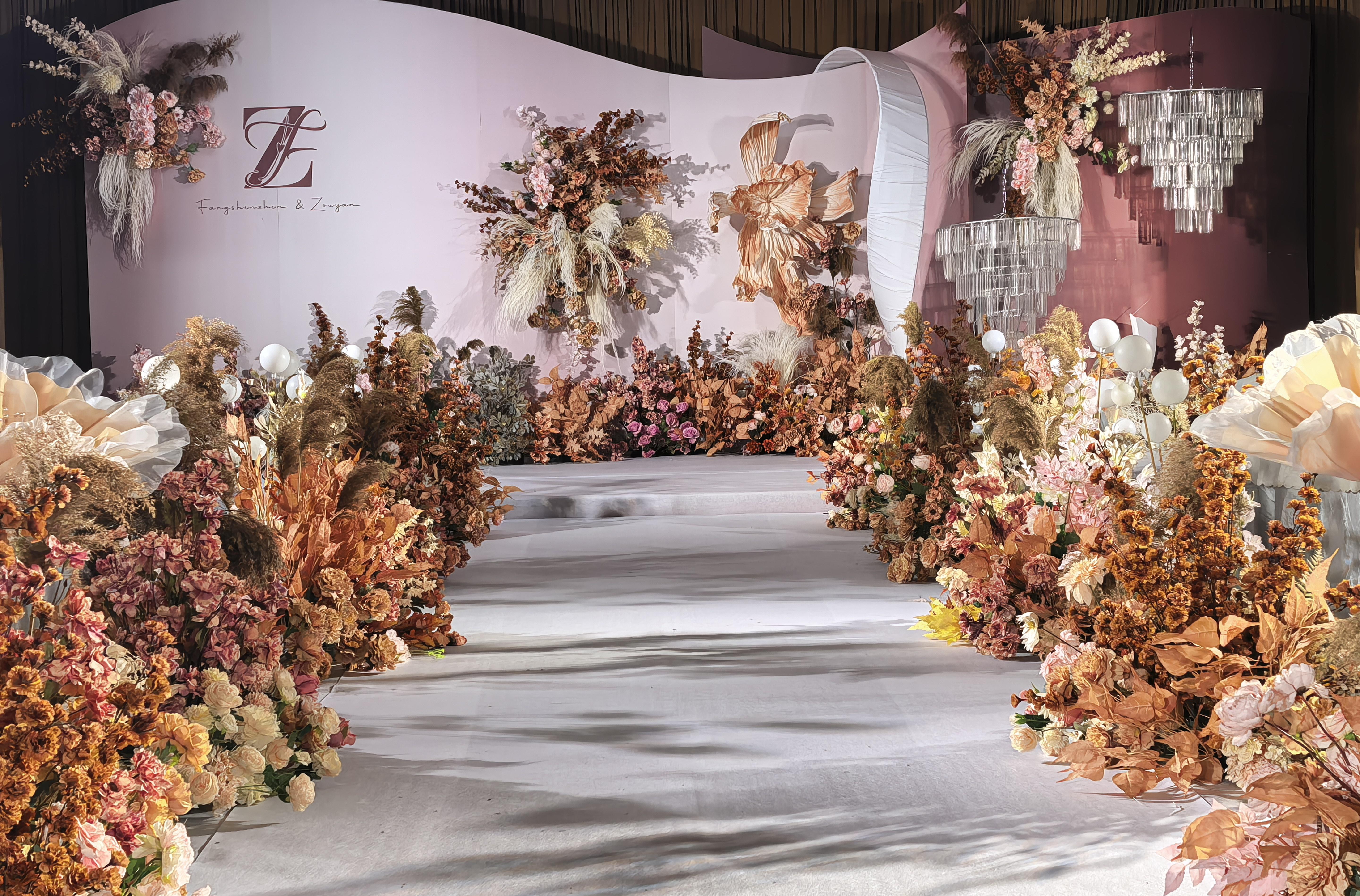 暖金流轉，沉靜雅致