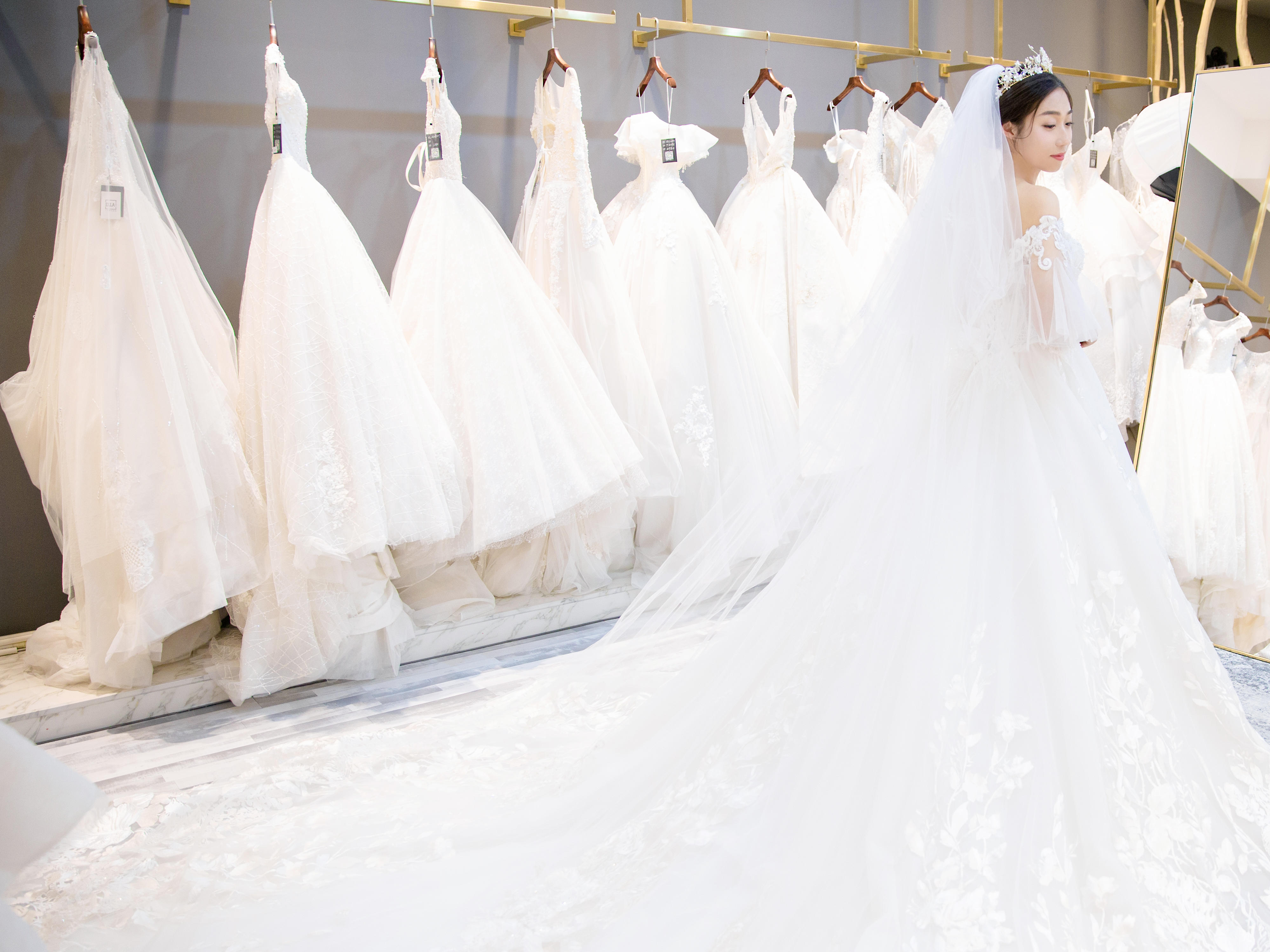 【艾拉婚纱】大拖尾主纱+秀禾+敬酒送伴娘服