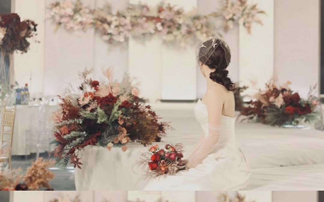 夏日气质简约缎面小托婚纱