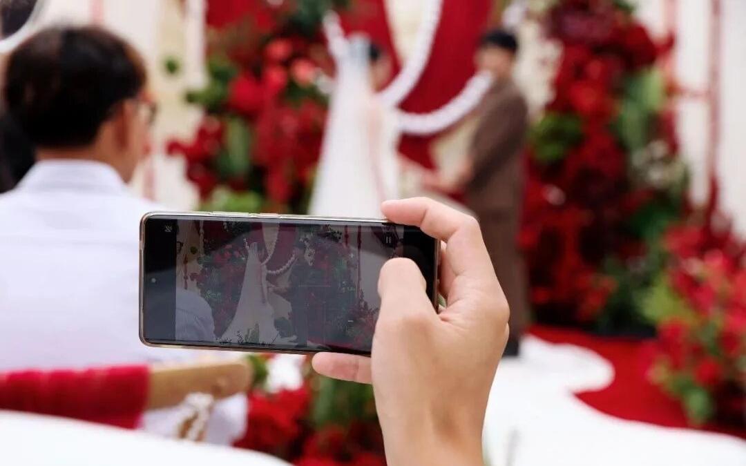 紅白創(chuàng)意大氣家宴