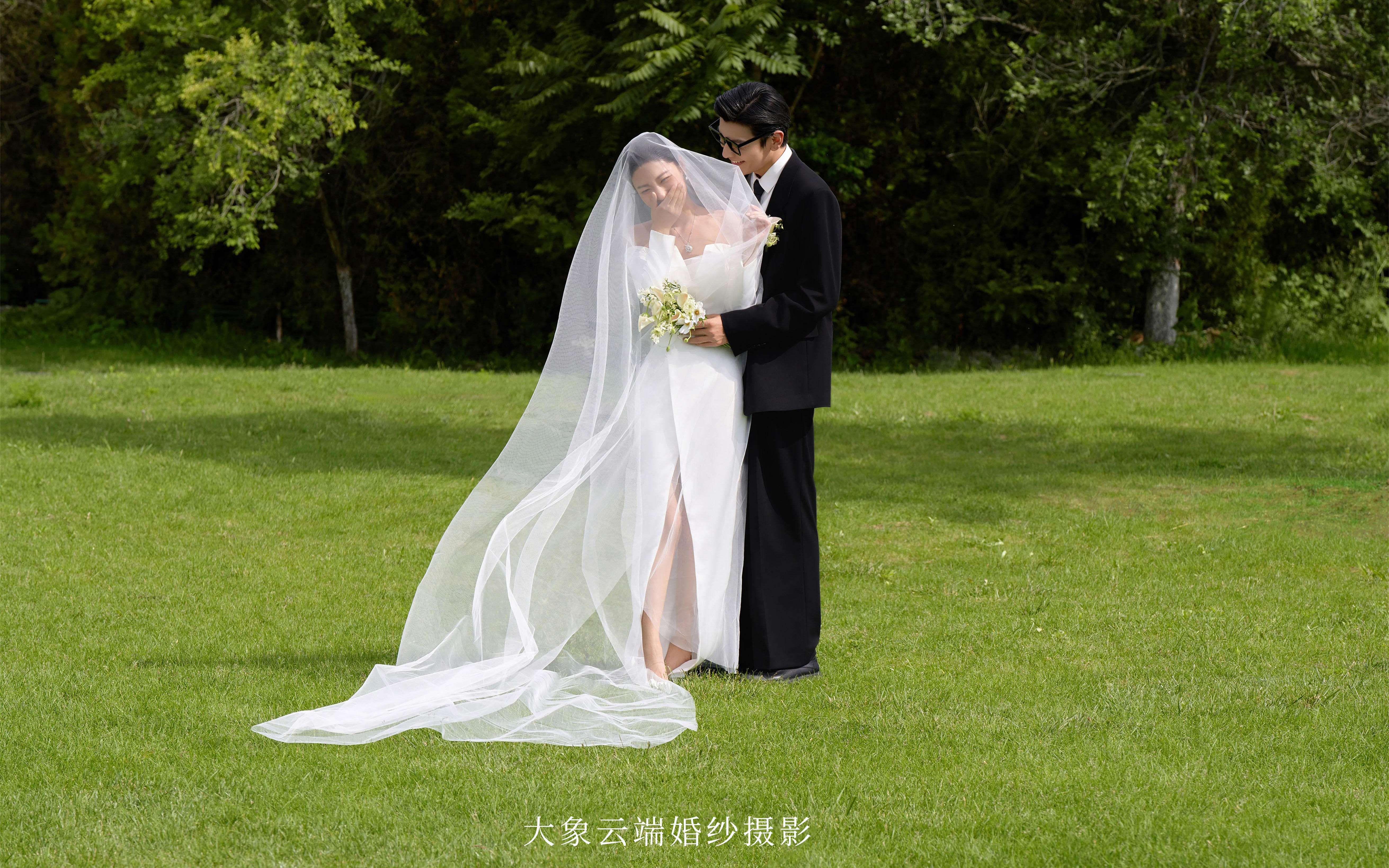 趁着绿意~拍组超有仪式感的草坪婚纱照