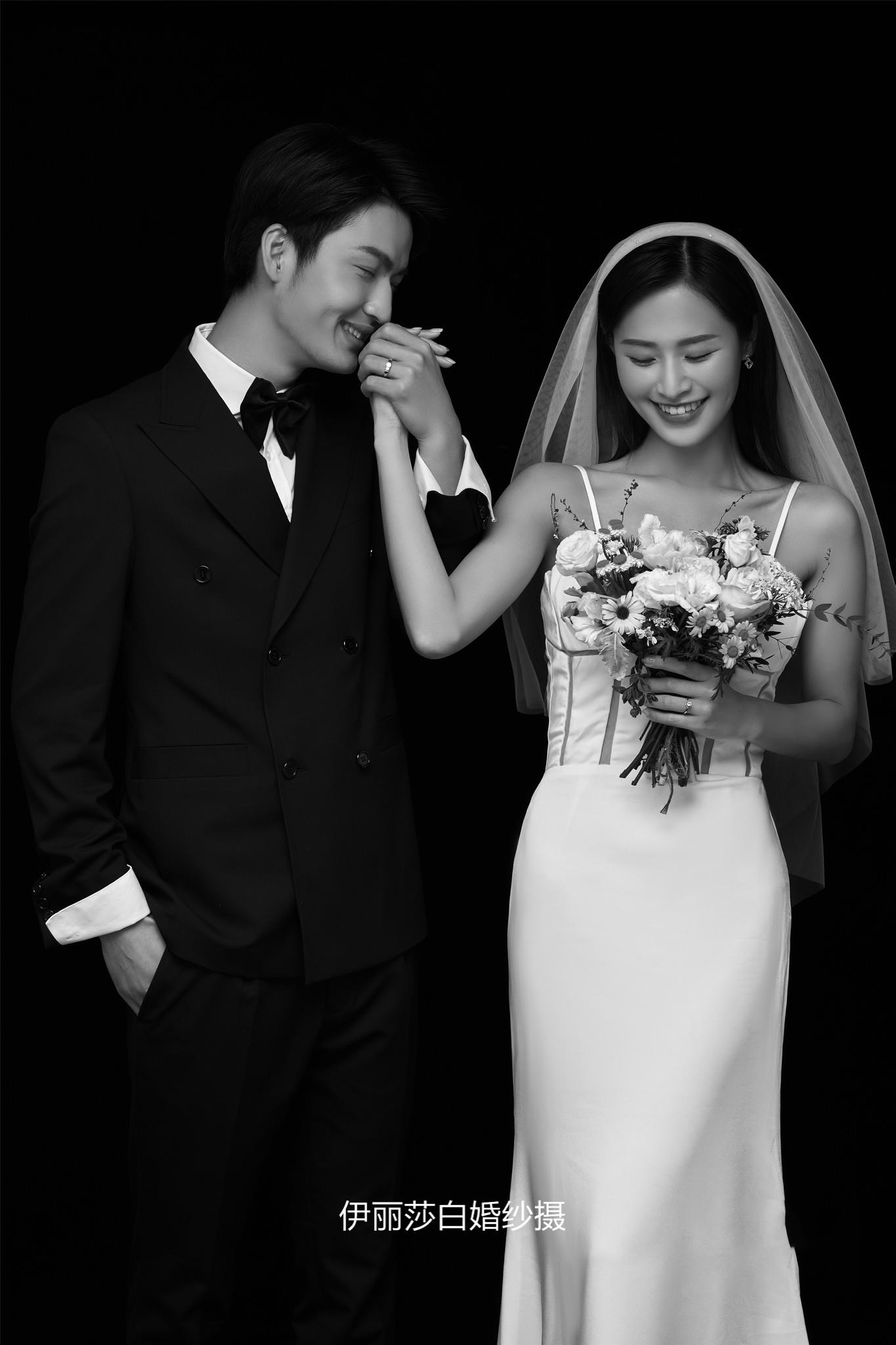 拍婚纱照3888套餐有跟妆+秀和+礼服 