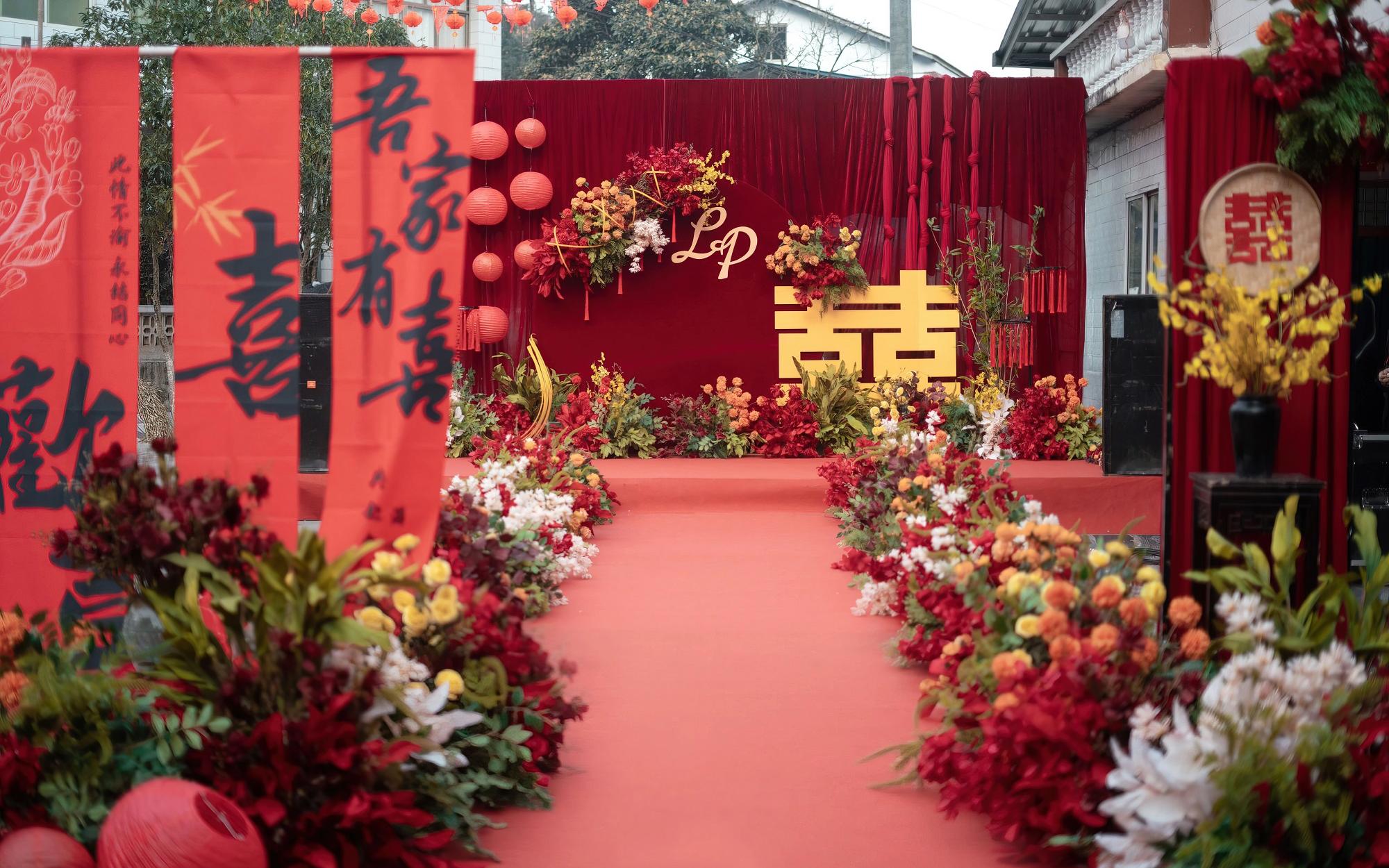 新中式家門口的紅色戶外婚禮