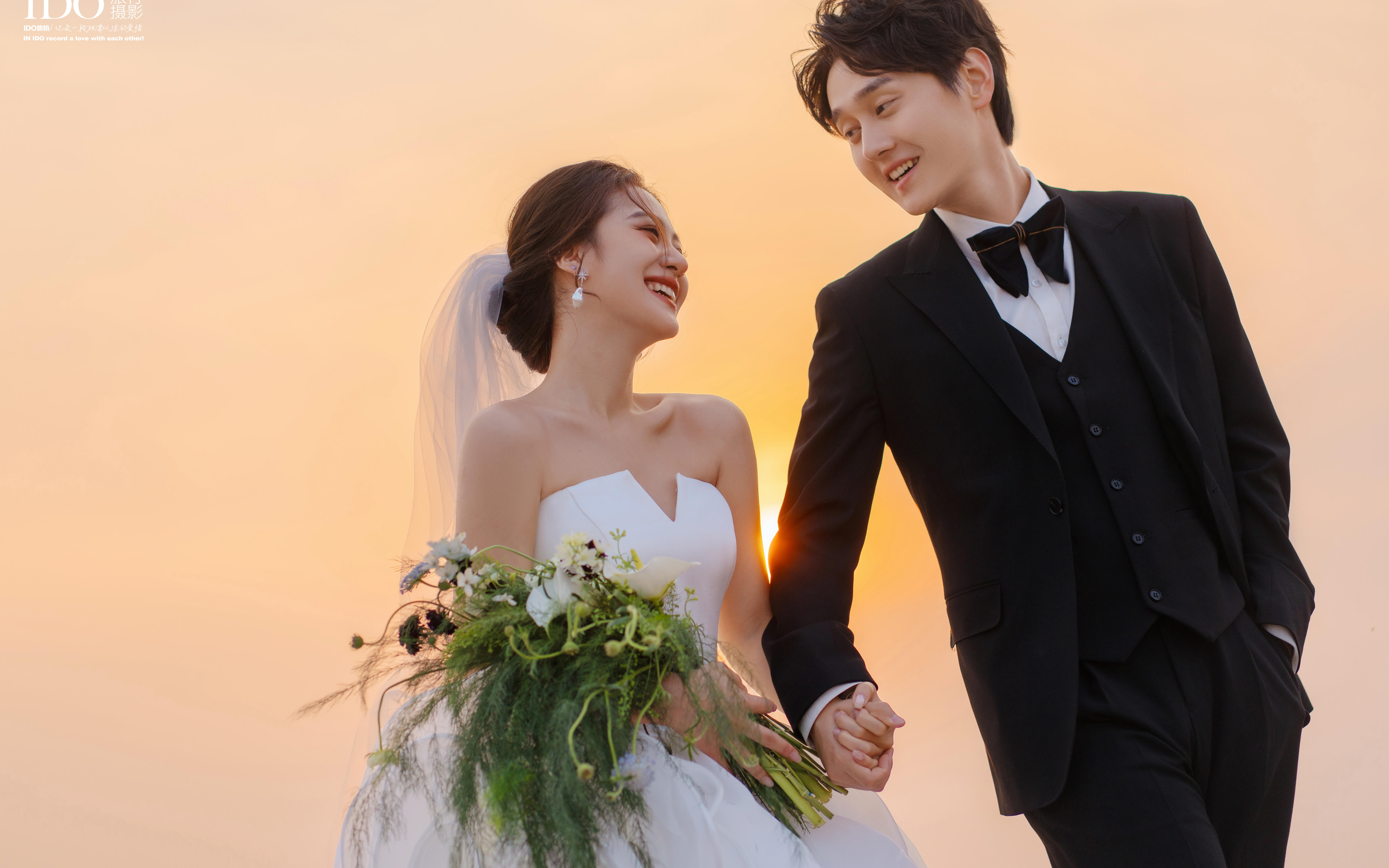 夕阳海景氛围感婚纱照