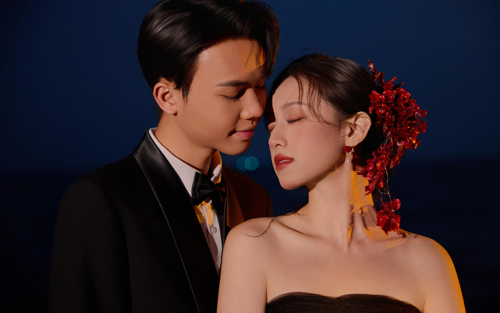 【夕陽的余暉傾灑在礁石之上】