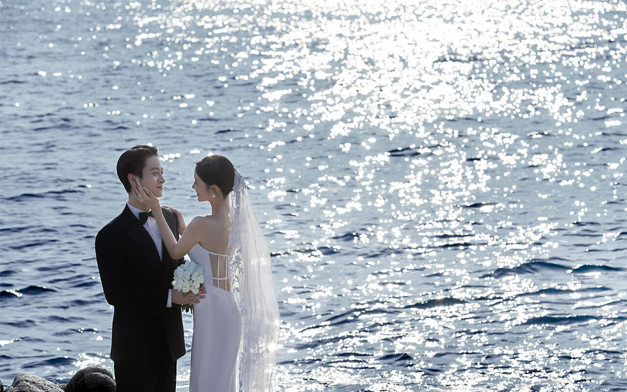 【可这是海边礁石婚纱照哎！】