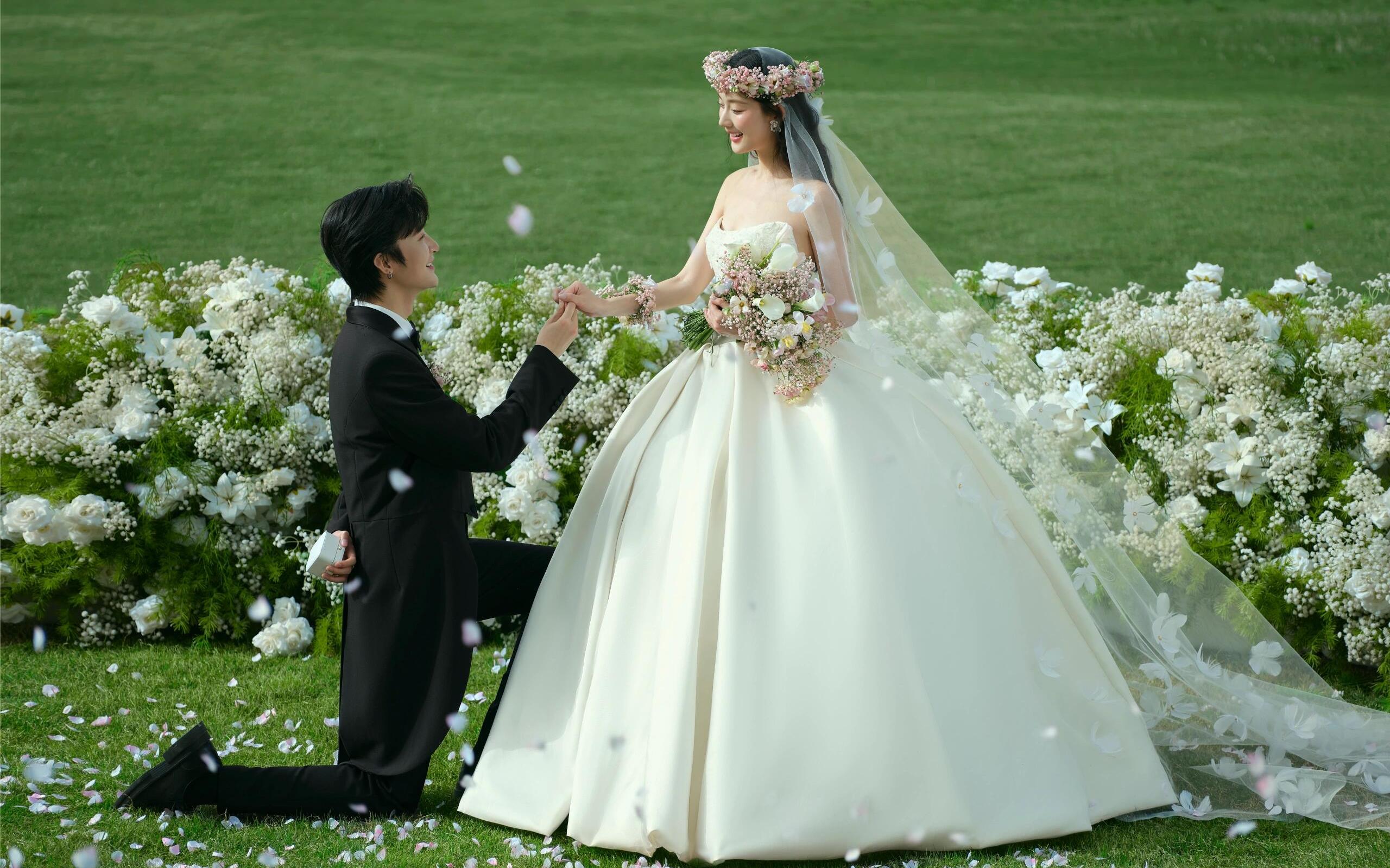 草坪婚礼婚纱照