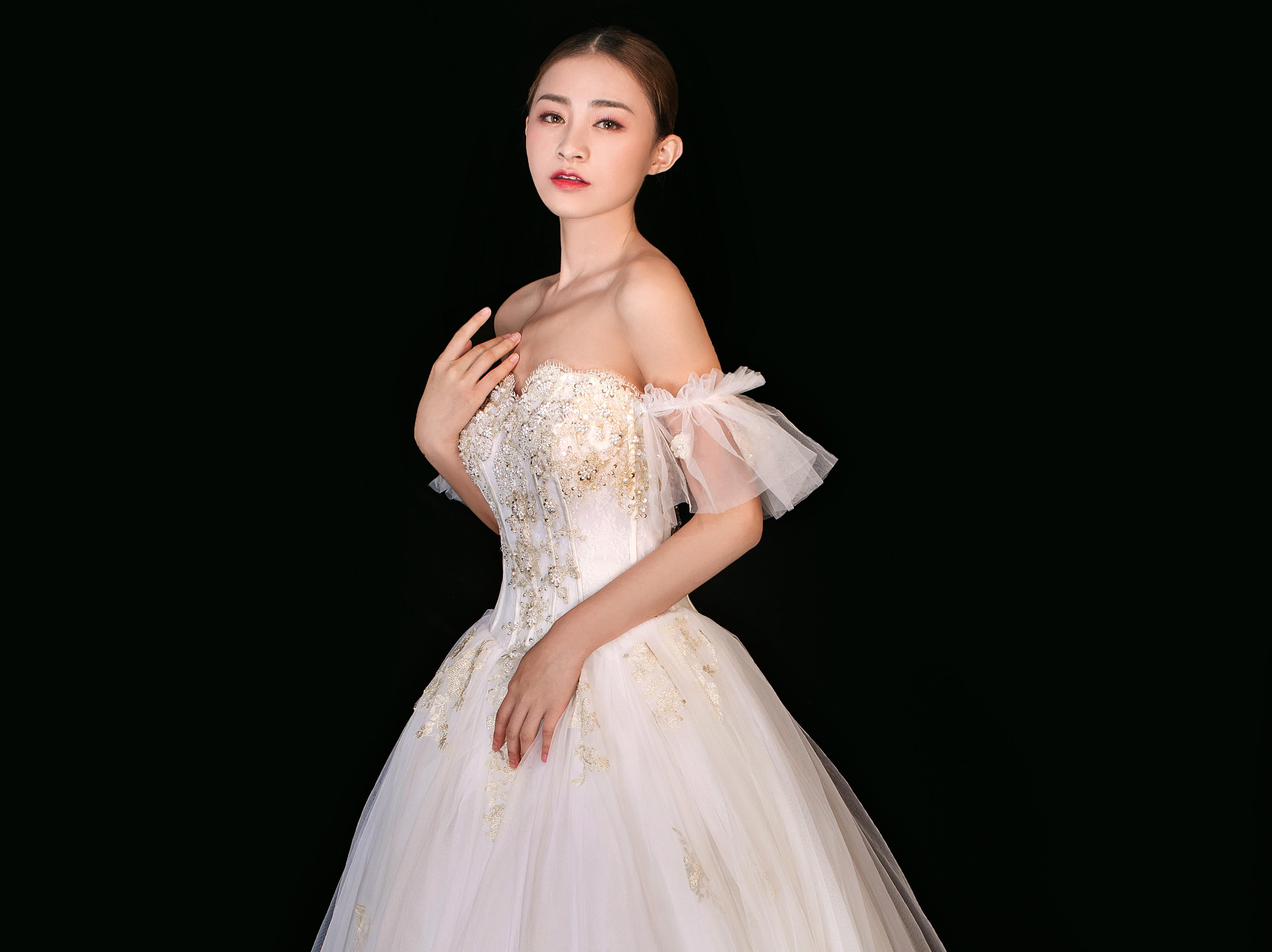 品牌精选婚纱礼服九件套+韩式跟妆完美新娘