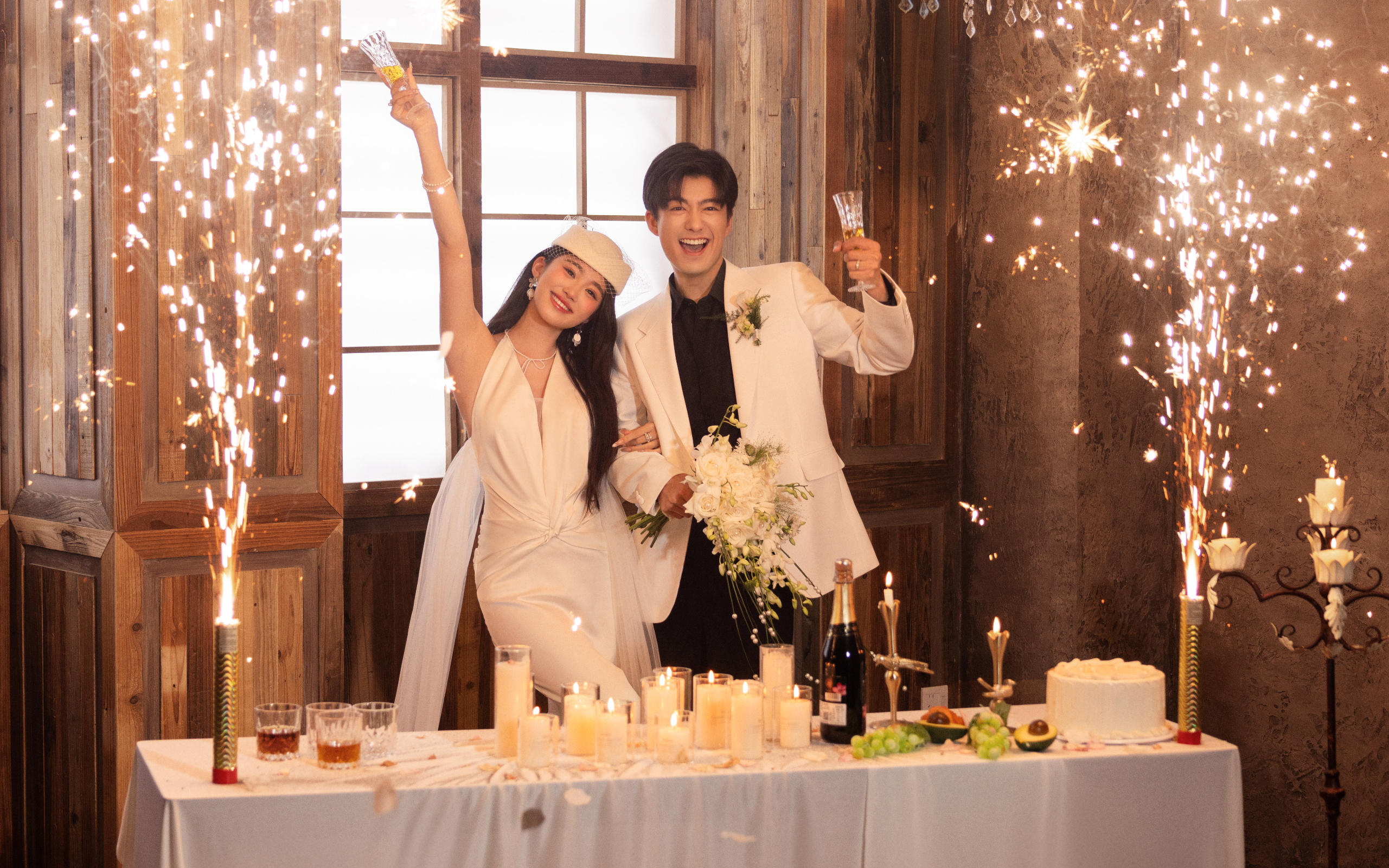 暖黄的光影交织中，打造你的法式婚纱照